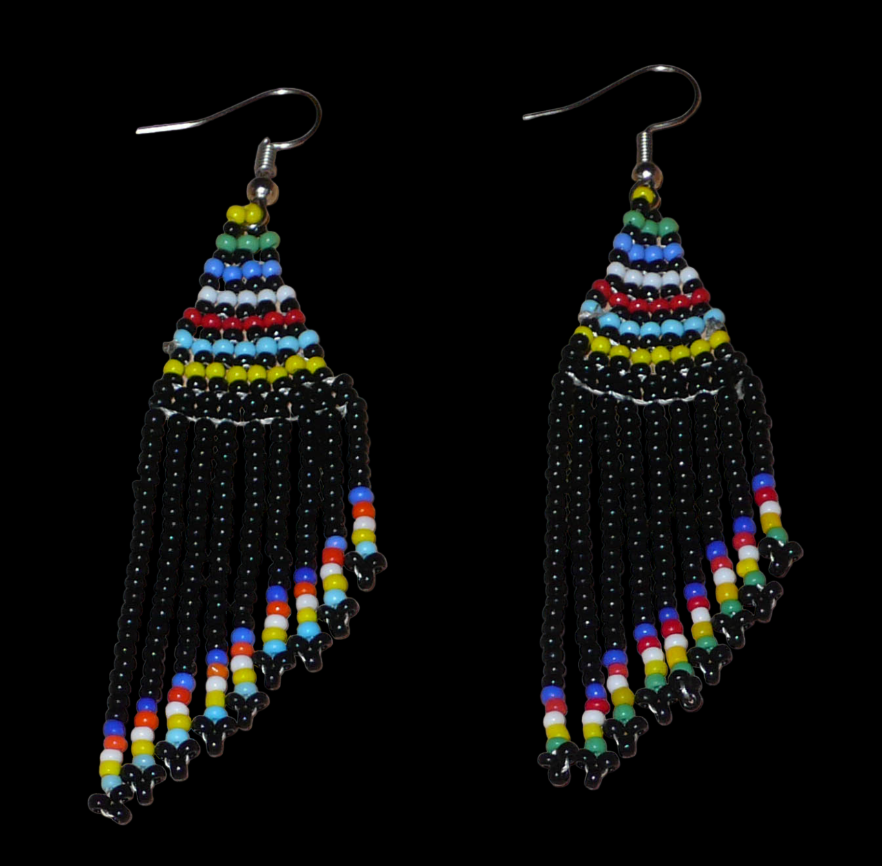Boucles d'oreilles ethniques sud-africaines à franges asymétriques composées d'un tissage de perles de rocaille noires et multicolores. Elles mesurent 8.5 cm de long et 2 cm de large.