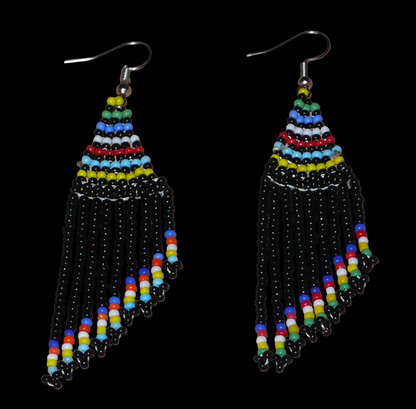 Boucles d'oreilles ethniques sud-africaines à franges asymétriques composées d'un tissage de perles de rocaille noires et multicolores. Elles mesurent 8.5 cm de long et 2 cm de large.