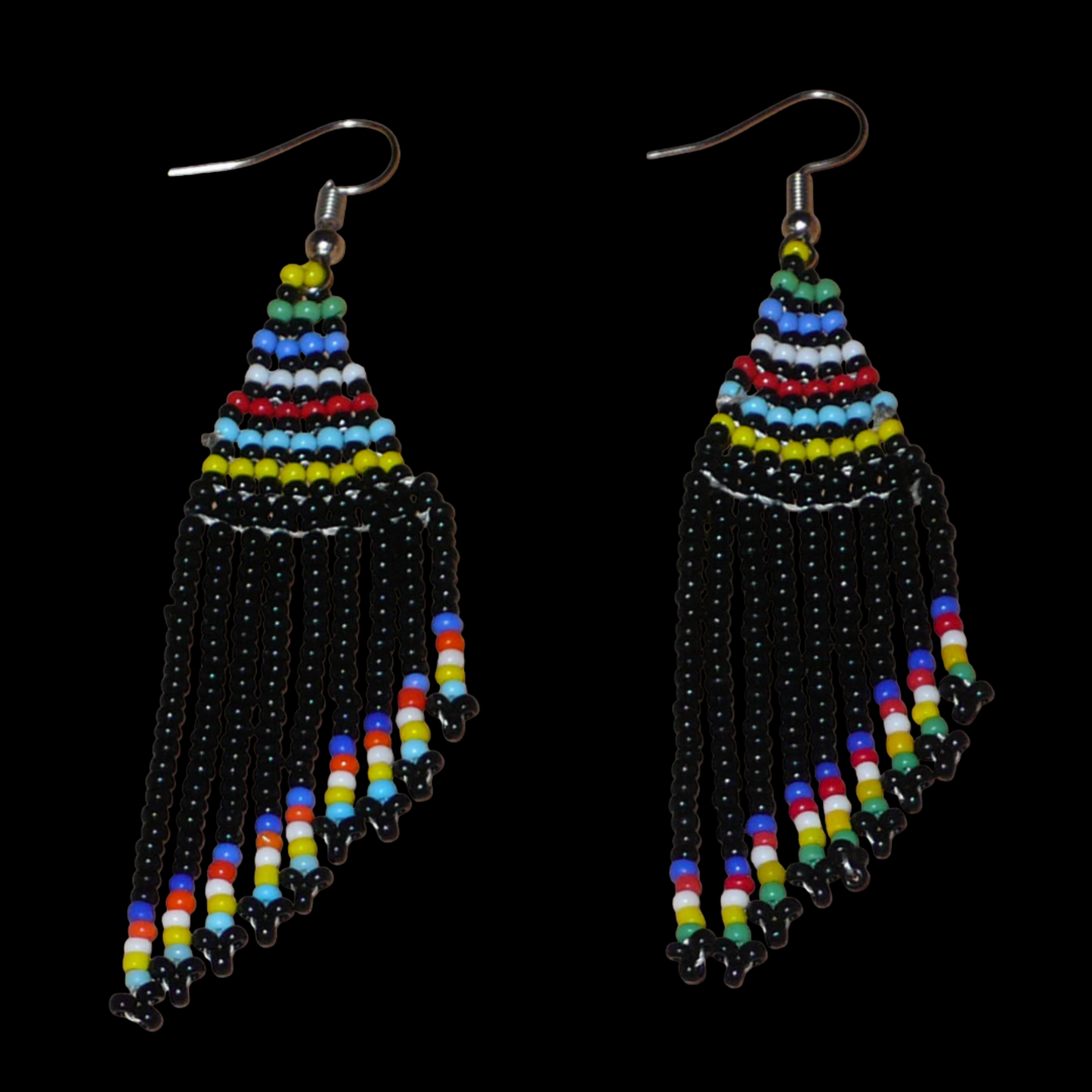 Boucles d'oreilles ethniques sud-africaines à franges asymétriques composées d'un tissage de perles de rocaille noires et multicolores. Elles mesurent 8.5 cm de long et 2 cm de large.