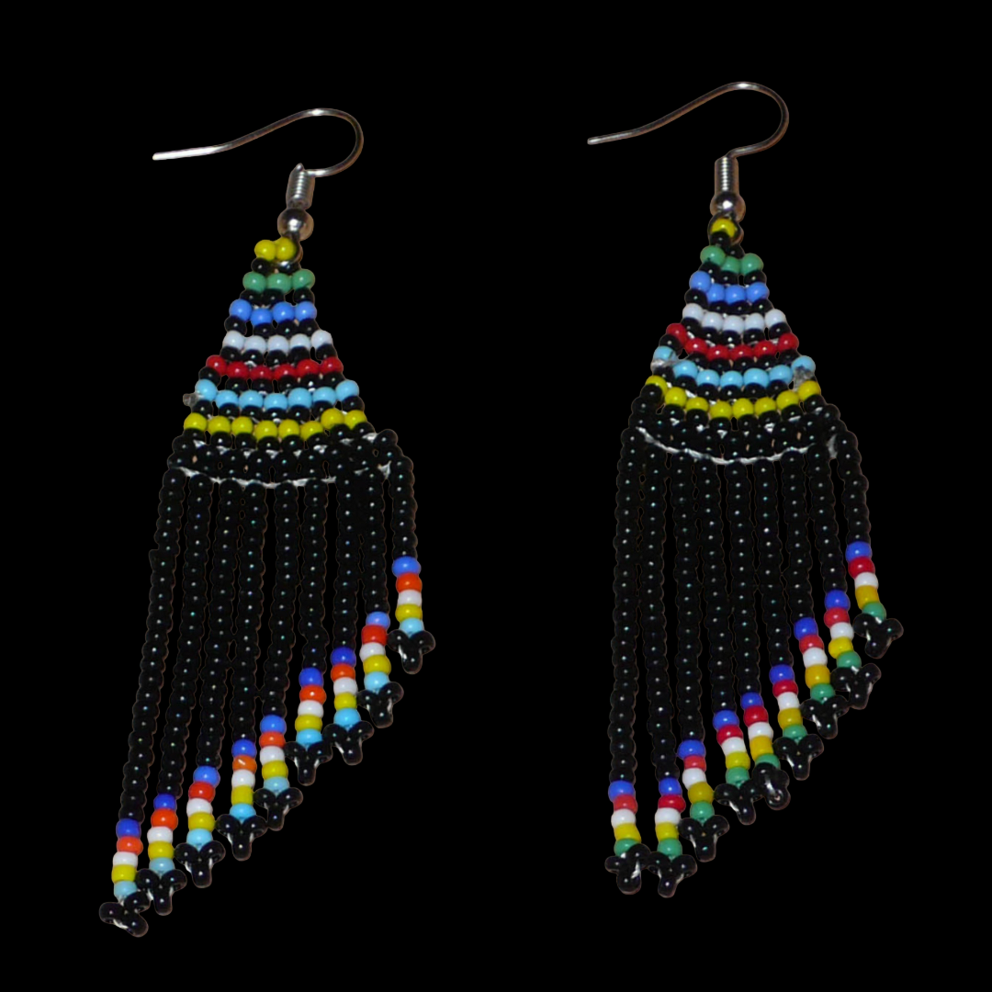 Boucles d'oreilles ethniques sud-africaines à franges asymétriques composées d'un tissage de perles de rocaille noires et multicolores. Elles mesurent 8.5 cm de long et 2 cm de large.