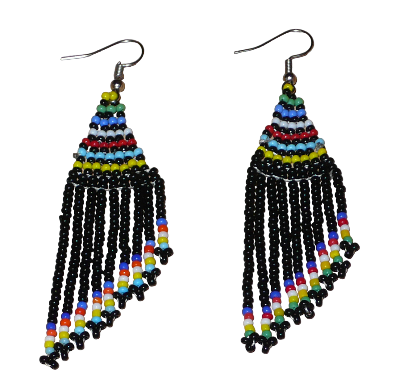 Boucles d'oreilles ethniques sud-africaines à franges asymétriques composées d'un tissage de perles de rocaille noires et multicolores. Elles mesurent 8.5 cm de long et 2 cm de large.