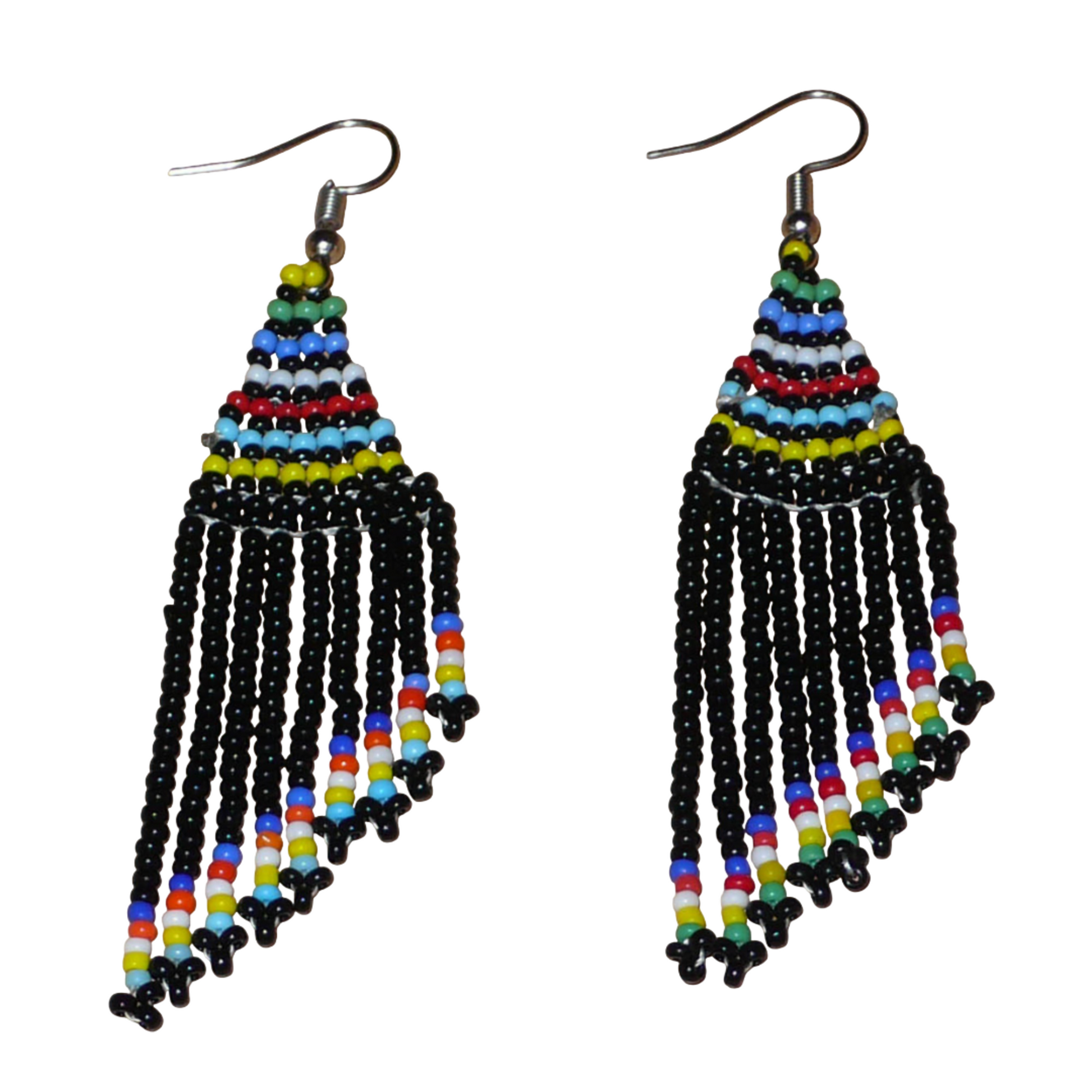 Boucles d'oreilles ethniques sud-africaines à franges asymétriques composées d'un tissage de perles de rocaille noires et multicolores. Elles mesurent 8.5 cm de long et 2 cm de large.
