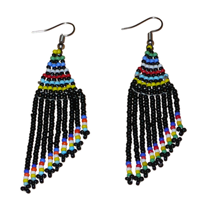Boucles d'oreilles ethniques sud-africaines à franges asymétriques composées d'un tissage de perles de rocaille noires et multicolores. Elles mesurent 8.5 cm de long et 2 cm de large.