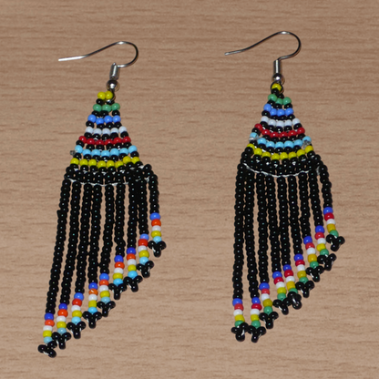 Boucles d'oreilles ethniques sud-africaines à franges asymétriques composées d'un tissage de perles de rocaille noires et multicolores. Elles mesurent 8.5 cm de long et 2 cm de large.