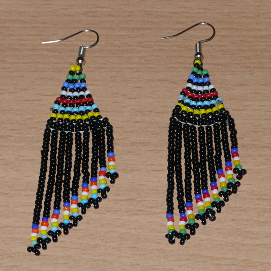Boucles d'oreilles ethniques sud-africaines à franges asymétriques composées d'un tissage de perles de rocaille noires et multicolores. Elles mesurent 8.5 cm de long et 2 cm de large.
