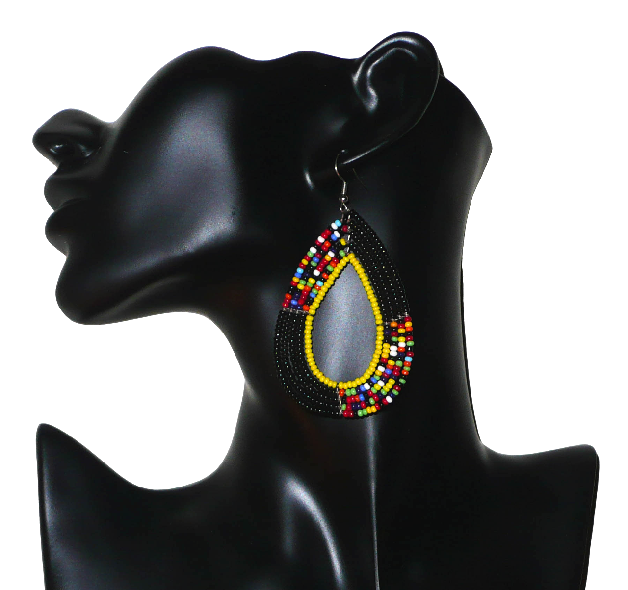 Longues boucles d'oreilles ethniques Massai faites de perles de rocaille noires, jaunes et multicolores montées en forme de gouttes. Elles mesurent 8,5 cm de long et 4,5 cm de large et se portent avec des crochets en acier inoxydable sur des oreilles percées.