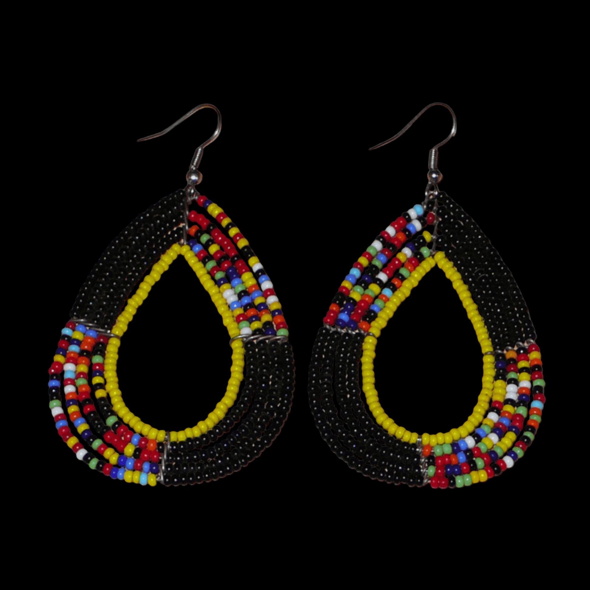 Longues boucles d'oreilles ethniques fabriquée au Kenya faites de perles de rocaille noires, jaunes et multicolores montées en forme de gouttes. Elles mesurent 8,5 cm de long et 4,5 cm de large et se portent avec des crochets en acier inoxydable sur des oreilles percées.