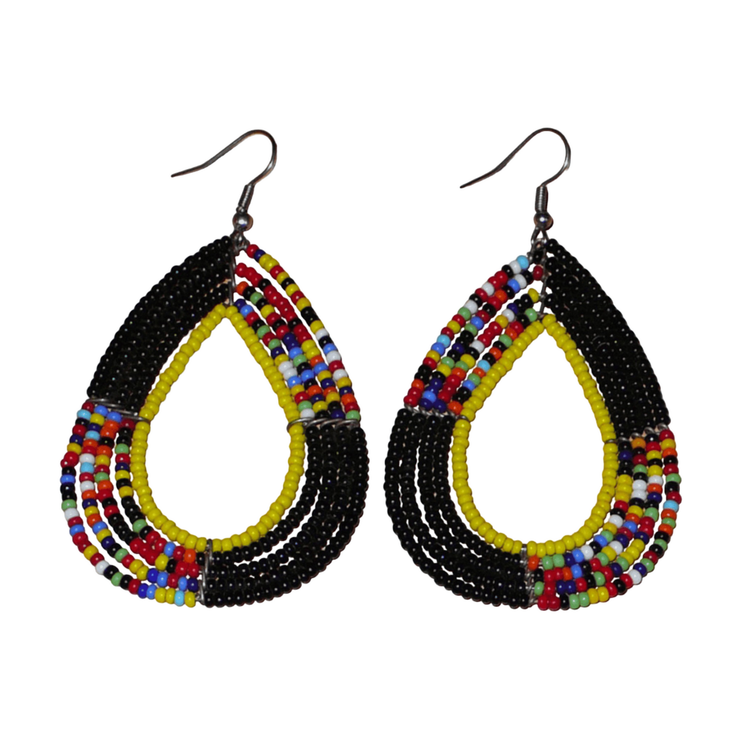 Longues boucles d'oreilles ethniques fabriquée au Kenya faites de perles de rocaille noires, jaunes et multicolores montées en forme de gouttes. Elles mesurent 8,5 cm de long et 4,5 cm de large et se portent avec des crochets en acier inoxydable sur des oreilles percées.