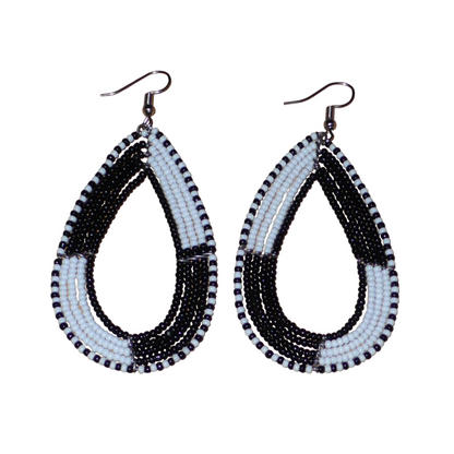 Longues boucles d'oreilles bicolores en forme de gouttes composées de perles de rocaille noires et blanches. Ces boucles d'oreilles mesurent 8 cm de long et 4 cm de large ; elles se portent sur des oreilles percées.