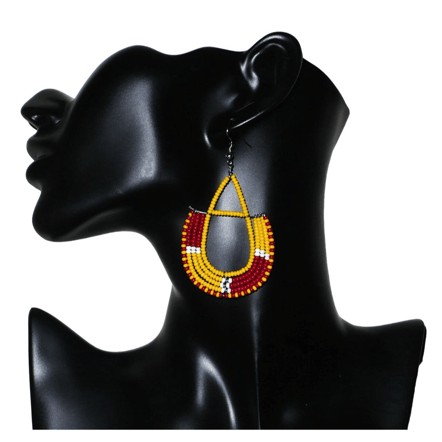 Boucles d'oreilles ethniques tricolores en forme d'ancres composées de perles de rocaille jaunes, rouges et blanches ; elles mesurent 7,5 cm de long et 4 cm de large et se portent avec des crochets en acier inoxydable sur.des oreilles percées.