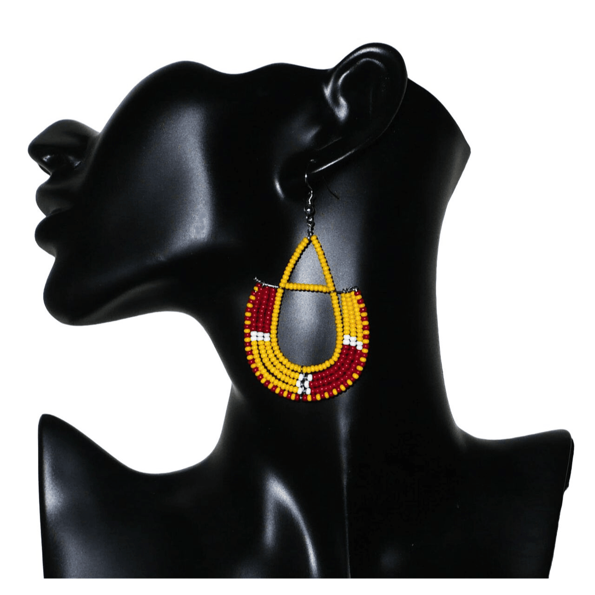 Boucles d'oreilles ethniques tricolores en forme d'ancres composées de perles de rocaille jaunes, rouges et blanches ; elles mesurent 7,5 cm de long et 4 cm de large et se portent avec des crochets en acier inoxydable sur.des oreilles percées.