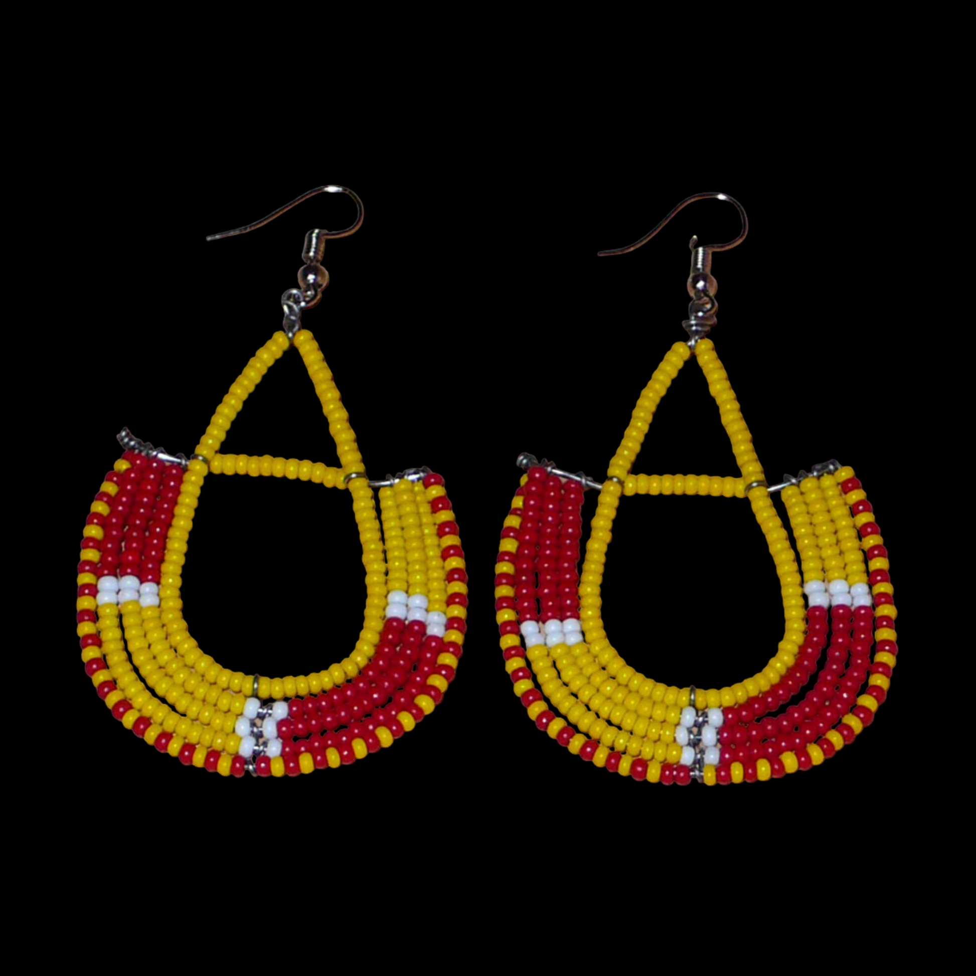 Boucles d'oreilles ethniques tricolores en forme d'ancres composées de perles de rocaille jaunes, rouges et blanches ; elles mesurent 7,5 cm de long et 4 cm de large et se portent avec des crochets en acier inoxydable sur.des oreilles percées.