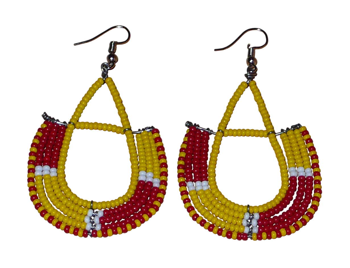Boucles d'oreilles ethniques tricolores en forme d'ancres composées de perles de rocaille jaunes, rouges et blanches ; elles mesurent 7,5 cm de long et 4 cm de large et se portent avec des crochets en acier inoxydable sur.des oreilles percées.