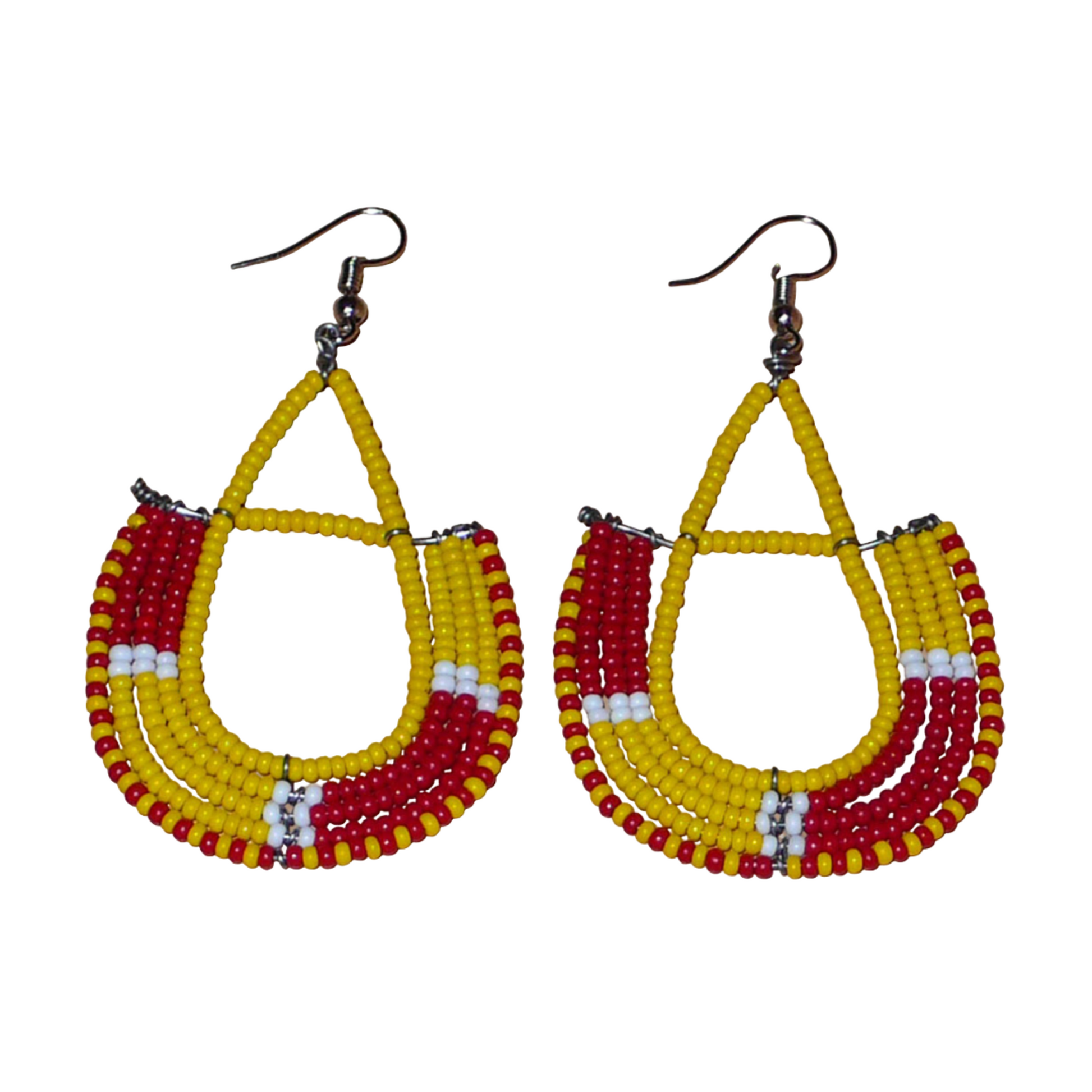 Boucles d'oreilles ethniques tricolores en forme d'ancres composées de perles de rocaille jaunes, rouges et blanches ; elles mesurent 7,5 cm de long et 4 cm de large et se portent avec des crochets en acier inoxydable sur.des oreilles percées.
