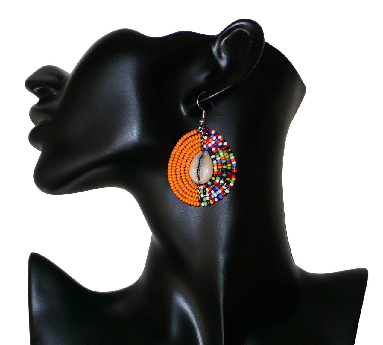 Boucles d'oreilles ethniques composées de perles de rocaille orange et d'un mélange de perles multicolores ; elles sont incrustées en leur centre de coquillages cauris. De taille moyenne, ces boucles d'oreilles mesurent 6 cm de long et 3,5 cm de large ; elles se portent sur des oreilles percées.
