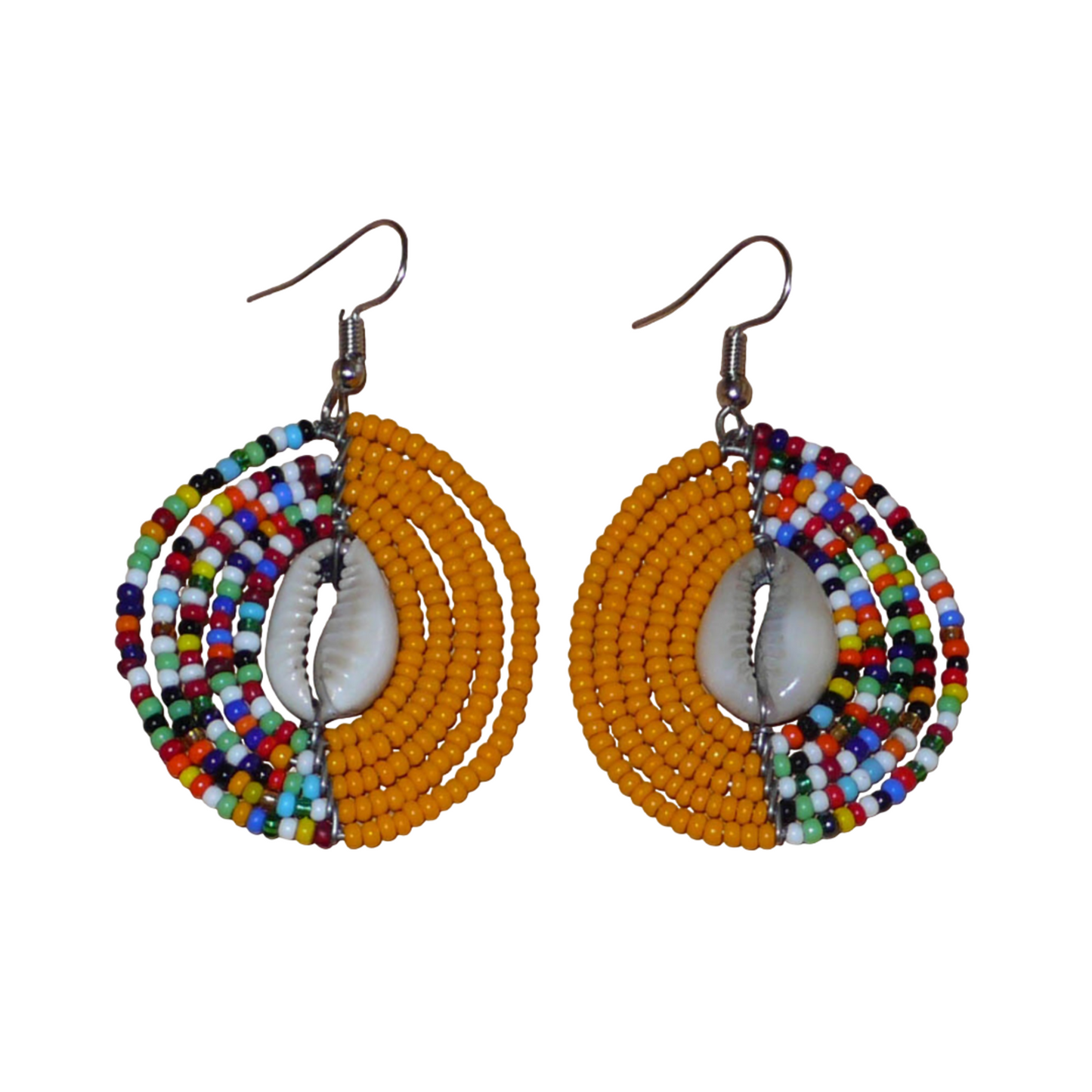 Boucles d'oreilles ethniques orange et multicolores fabriquées au Kenya composées de perles de rocaille et de coquillages cauris. De taille moyenne, elles mesurent 6 cm de long et 3,5 cm de large et se portent sur des oreilles percées.