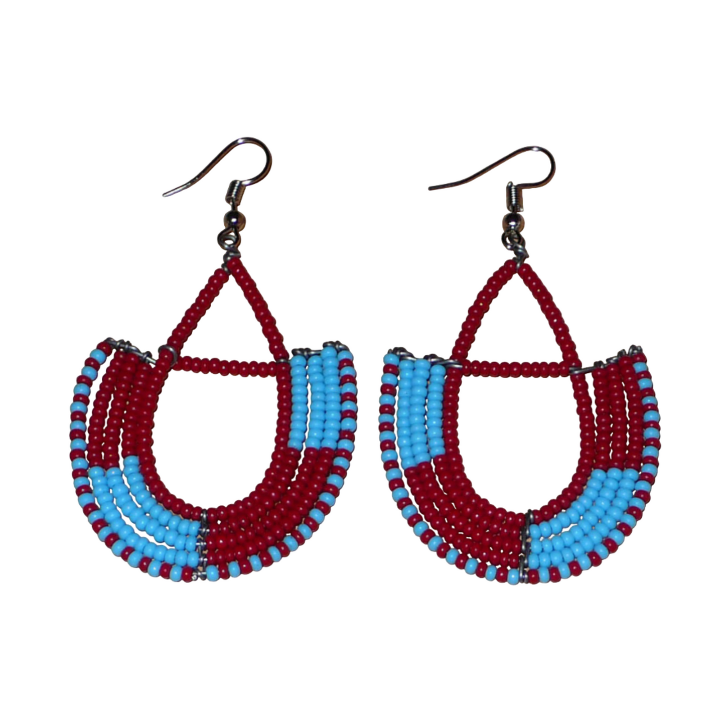 Boucles d'oreilles africaines Massai rouges et bleues composées de perles de rocaille glissées sur des structures géométriques en fils de fer montées en forme d'ancres. Ces boucles d'oreilles bicolores mesurent 7,5 cm de long et 4 cm de large et se portent avec des crochets en acier inoxydable.