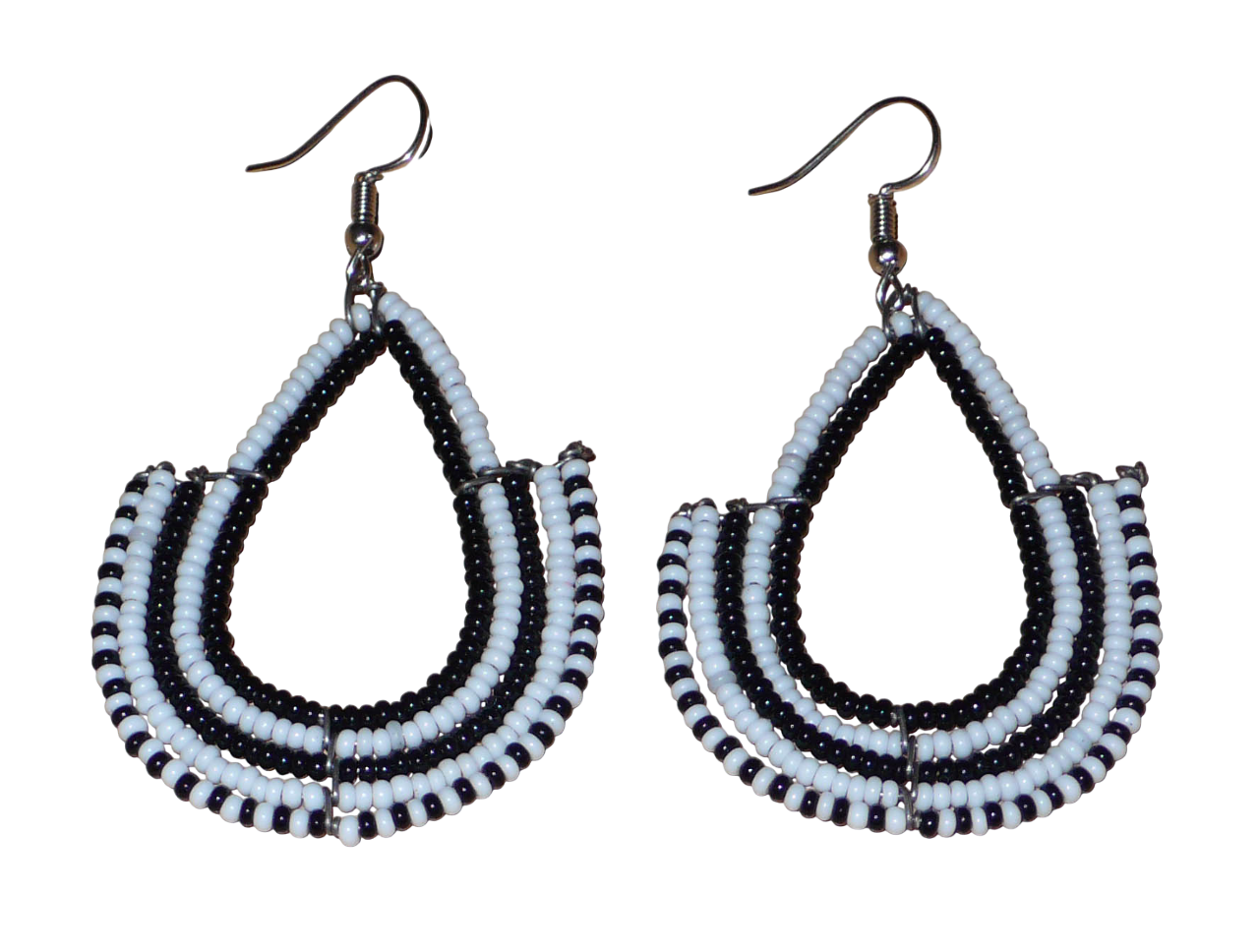 Boucles d'oreilles ethniques bicolores de conception artisanale kenyane : elles se composent de perles de rocaille noires et blanches montées en forme d'ancres. De taille moyenne, cette paire de boucles d'oreilles aux accents ethniques chic mesure 7 cm de long et 4 cm de large, et se porte avec des crochets en acier inoxydable sur des oreilles percées.
