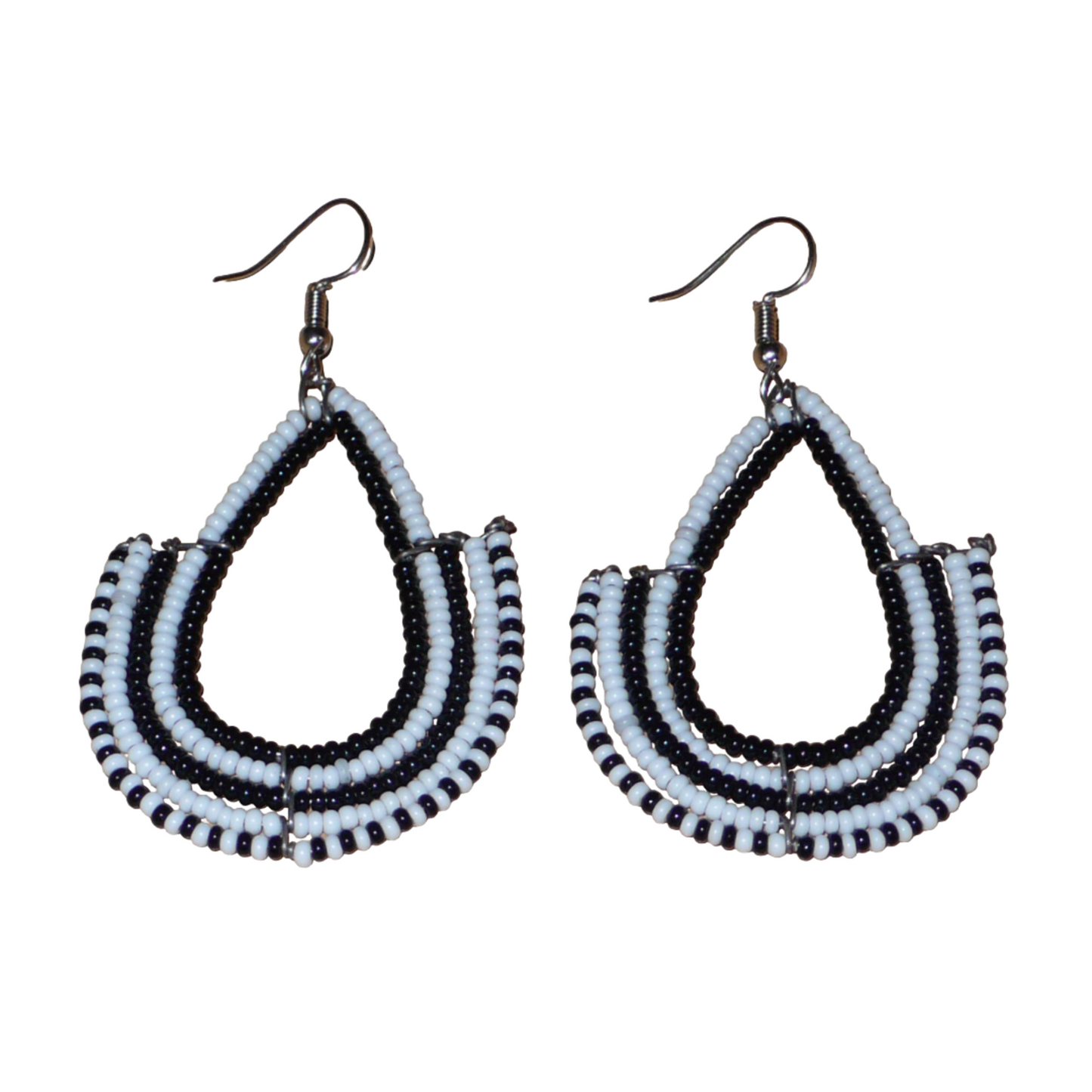 Boucles d'oreilles ethniques bicolores de conception artisanale kenyane : elles se composent de perles de rocaille noires et blanches montées en forme d'ancres. De taille moyenne, cette paire de boucles d'oreilles aux accents ethniques chic mesure 7 cm de long et 4 cm de large, et se porte avec des crochets en acier inoxydable sur des oreilles percées.