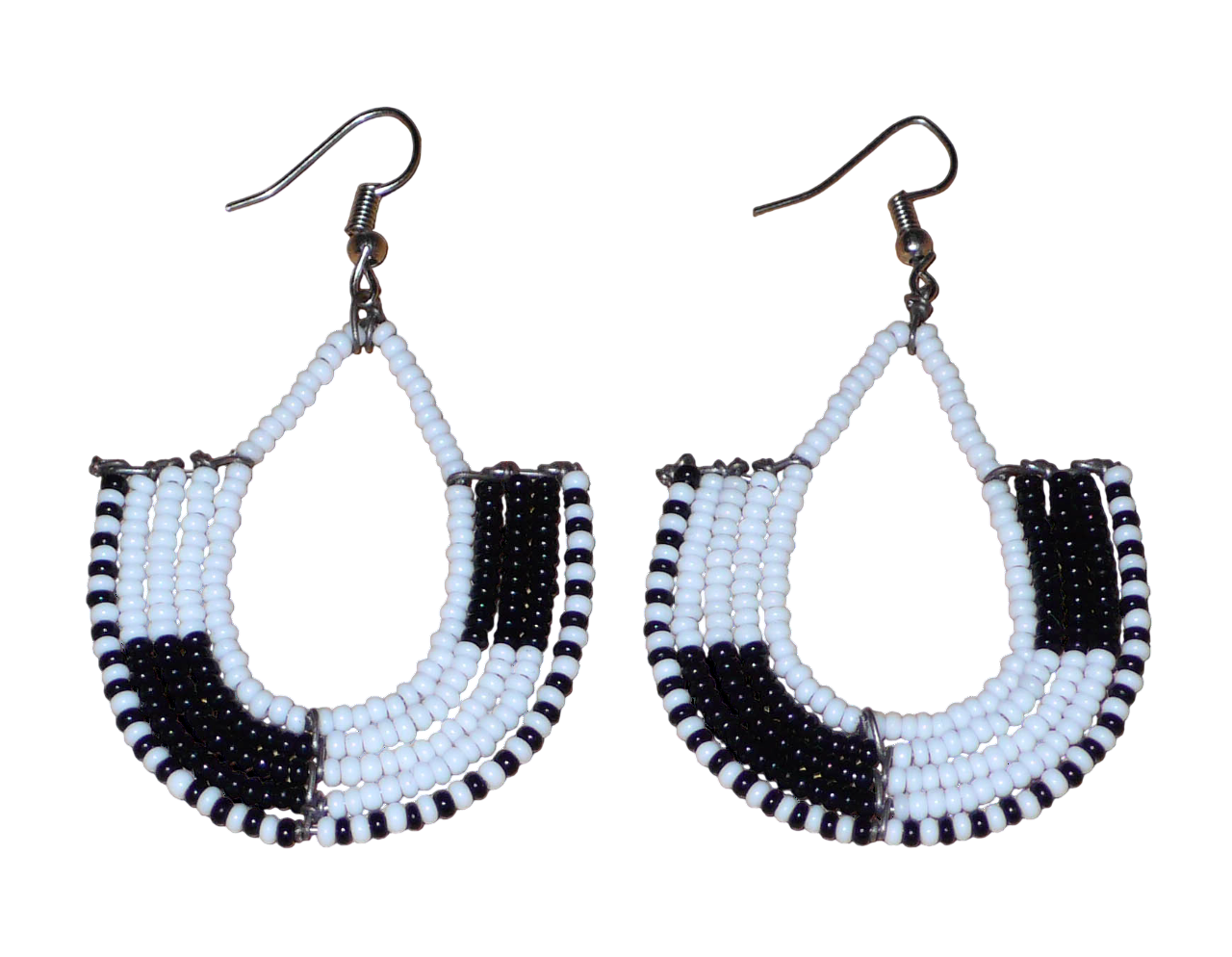 Boucles d'oreilles kenyanes au style ethnique chic composées de perles de rocaille blanches et multicolores. Elles mesurent 7 cm de long et 4 cm de large et se portent sur des oreilles percées.