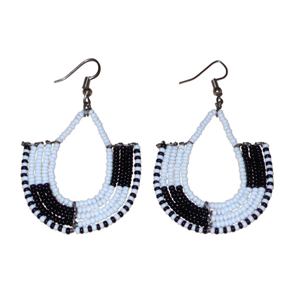 Boucles d'oreilles kenyanes au style ethnique chic composées de perles de rocaille blanches et multicolores. Elles mesurent 7 cm de long et 4 cm de large et se portent sur des oreilles percées.