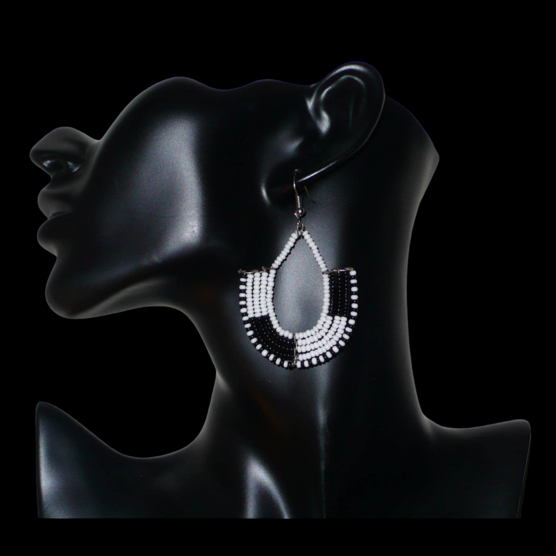 Boucles d'oreilles kenyanes au style ethnique chic composées de perles de rocaille blanches et multicolores. Elles mesurent 7 cm de long et 4 cm de large et se portent sur des oreilles percées.