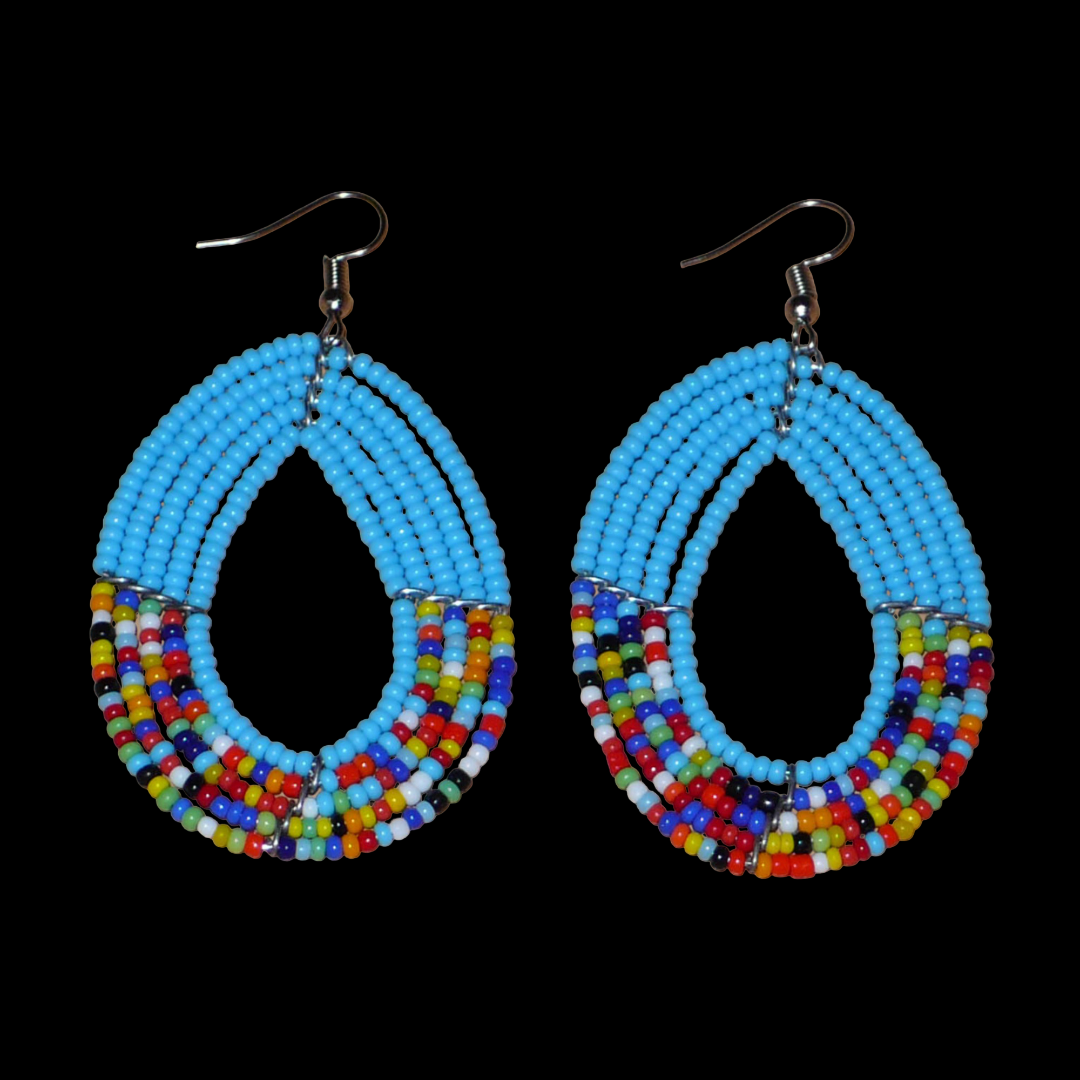 Boucles d'oreilles kenyanes bleues et multicolores composées de cinq rangées de perles de rocaille montées en forme de gouttes. De taille moyenne, elles mesurent 7 cm de long et 4 cm de large et se portent sur des oreilles percées.