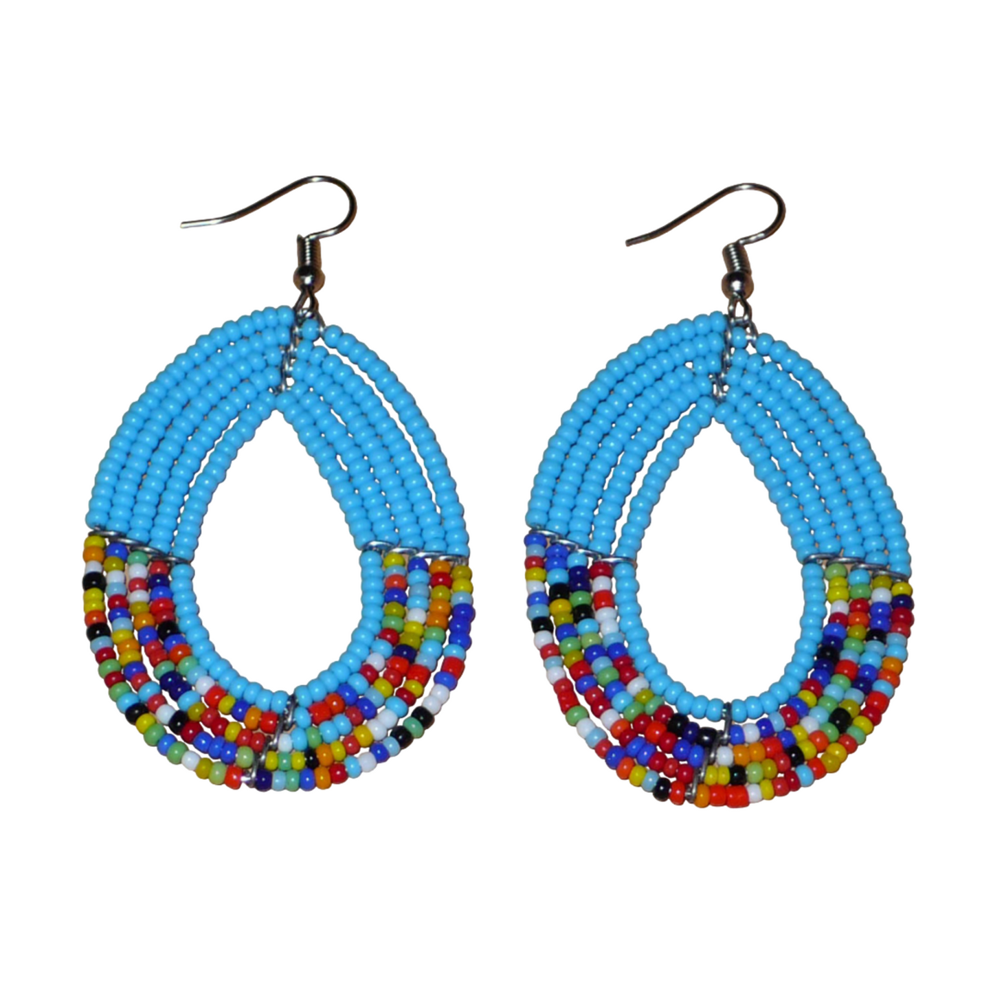 Boucles d'oreilles kenyanes bleues et multicolores composées de cinq rangées de perles de rocaille montées en forme de gouttes. De taille moyenne, elles mesurent 7 cm de long et 4 cm de large et se portent sur des oreilles percées.