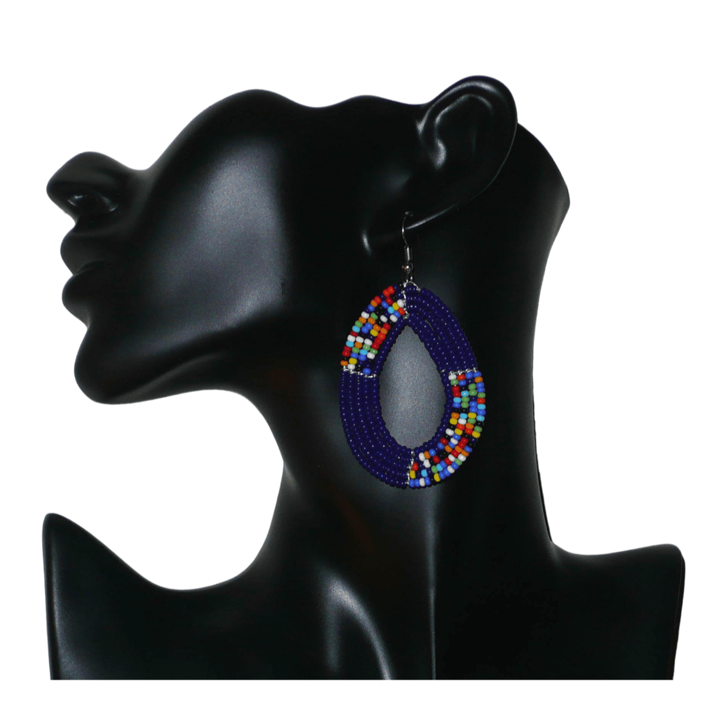Boucles d'oreilles kenyanes multi-rangs en forme de gouttes faites de perles de rocaille bleu foncé et multicolores. Elles mesurent 7 cm de long et 4.5 cm de large, et se portent sur des oreilles percées.