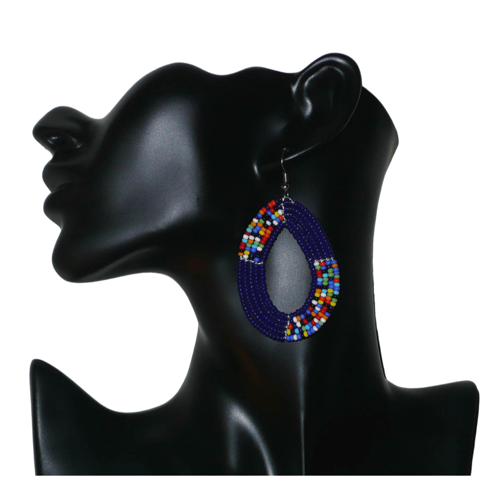 Boucles d'oreilles kenyanes multi-rangs en forme de gouttes faites de perles de rocaille bleu foncé et multicolores. Elles mesurent 7 cm de long et 4.5 cm de large, et se portent sur des oreilles percées.