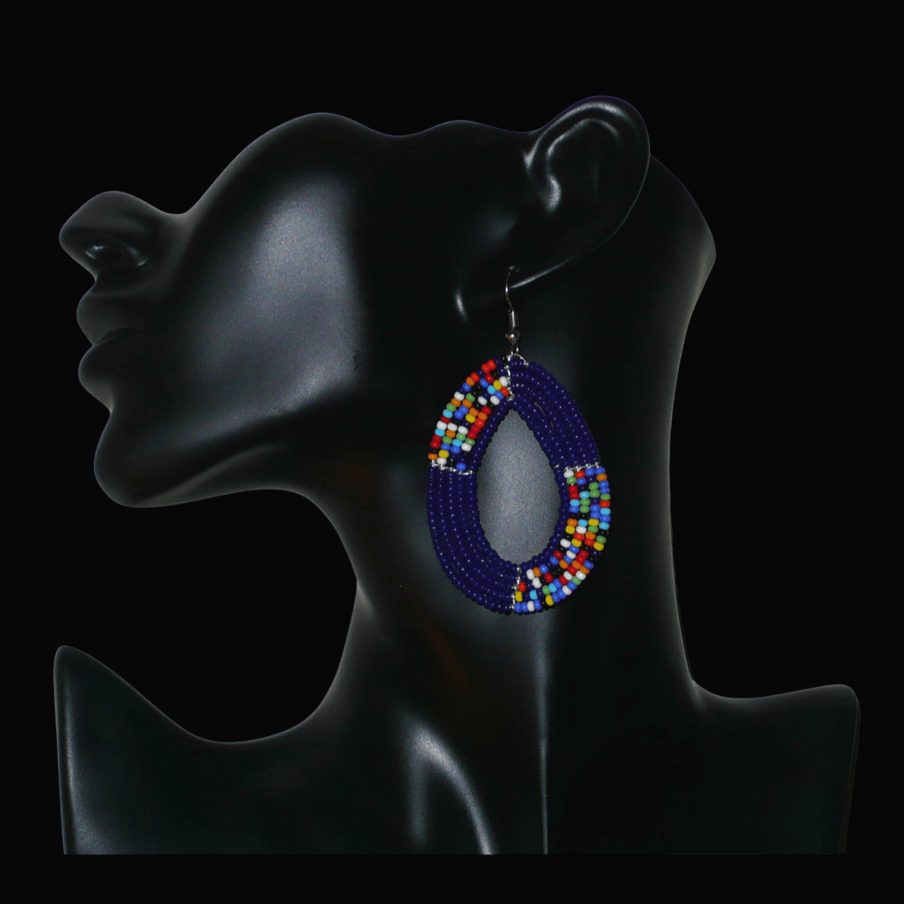 Boucles d'oreilles kenyanes multi-rangs en forme de gouttes faites de perles de rocaille bleu foncé et multicolores. Elles mesurent 7 cm de long et 4.5 cm de large, et se portent sur des oreilles percées.