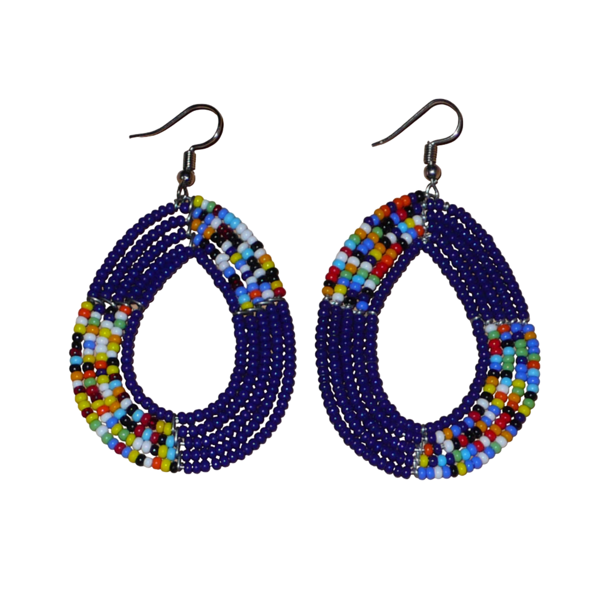 Boucles d'oreilles kenyanes multi-rangs en forme de gouttes faites de perles de rocaille bleu foncé et multicolores. Elles mesurent 7 cm de long et 4.5 cm de large, et se portent sur des oreilles percées.