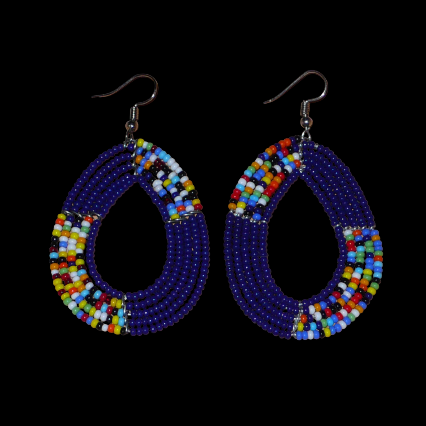 Boucles d'oreilles kenyanes multi-rangs en forme de gouttes faites de perles de rocaille bleu foncé et multicolores. Elles mesurent 7 cm de long et 4.5 cm de large, et se portent sur des oreilles percées.