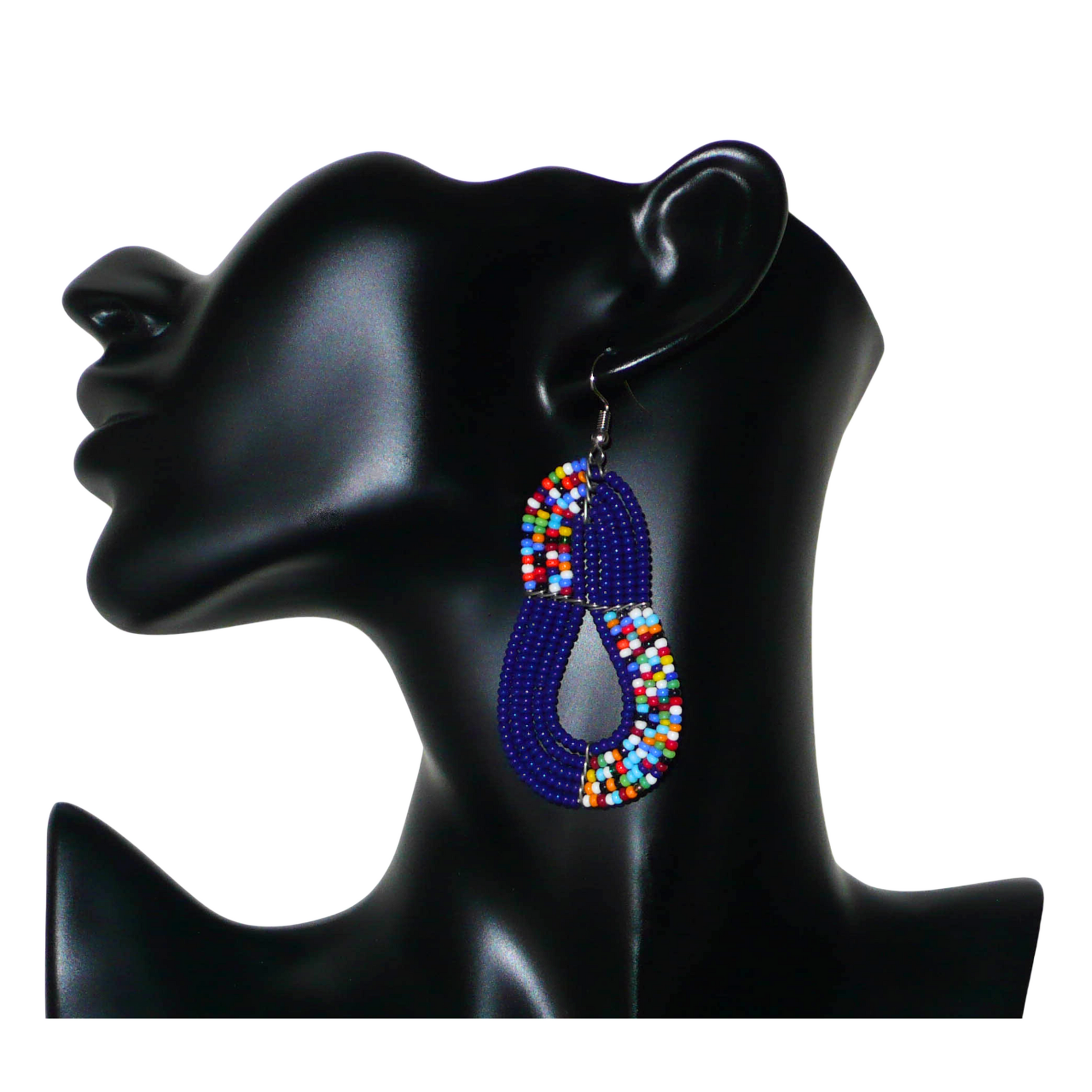 Boucles d'oreilles ethniques bleu marine et multicolores : de fabrication artisanale kenyane Massai, elles se composent de perles de rocaille glissées sur plusieurs rangées de fils de fer. Ces boucles d'oreilles aux accents afro bohème mesurent 8 cm de long et 3.5 cm de large, et se portent avec des crochets en acier inoxydable sur des oreilles percées.