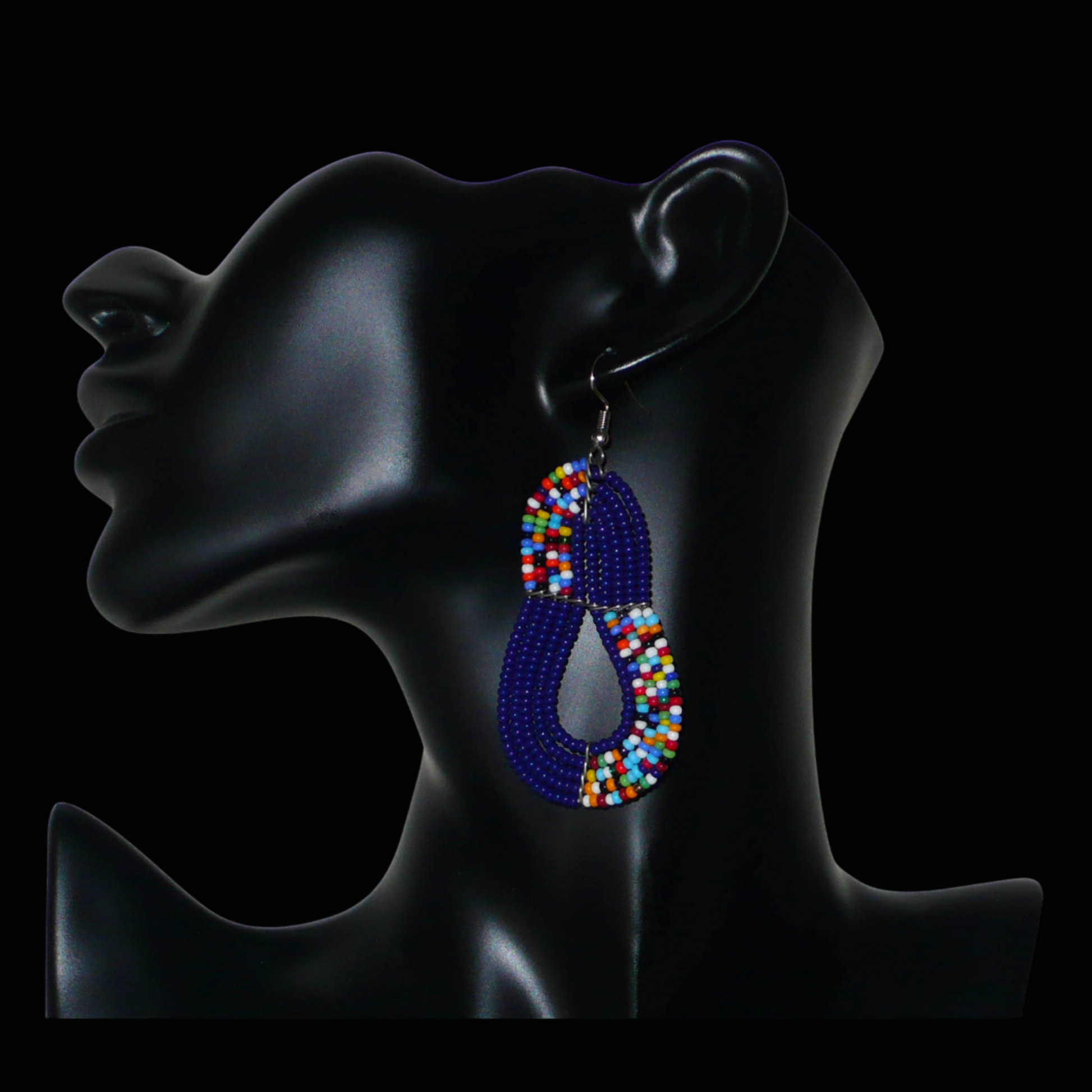 Boucles d'oreilles ethniques bleu marine et multicolores : de fabrication artisanale kenyane Massai, elles se composent de perles de rocaille glissées sur plusieurs rangées de fils de fer. Ces boucles d'oreilles aux accents afro bohème mesurent 8 cm de long et 3.5 cm de large, et se portent avec des crochets en acier inoxydable sur des oreilles percées.