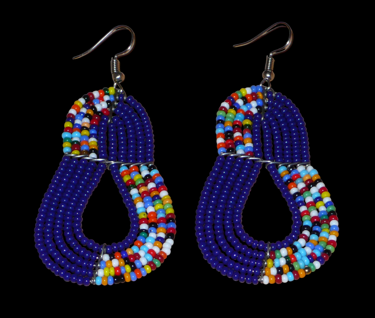 Boucles d'oreilles ethniques bleu marine et multicolores : de fabrication artisanale kenyane Massai, elles se composent de perles de rocaille glissées sur plusieurs rangées de fils de fer. Ces boucles d'oreilles aux accents afro bohème mesurent 8 cm de long et 3.5 cm de large, et se portent avec des crochets en acier inoxydable sur des oreilles percées.