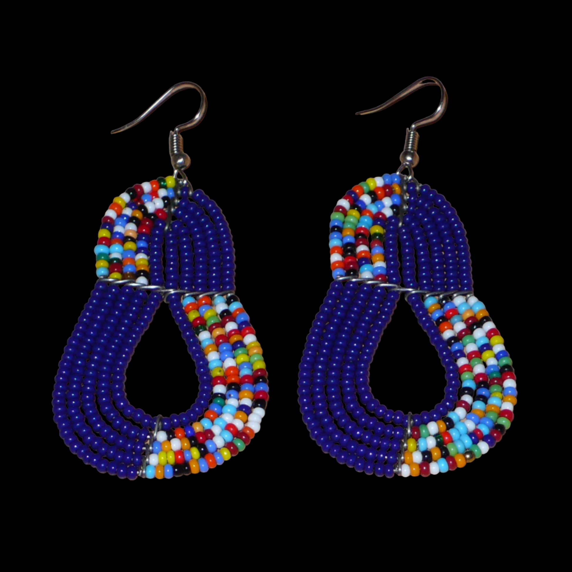 Boucles d'oreilles ethniques bleu marine et multicolores : de fabrication artisanale kenyane Massai, elles se composent de perles de rocaille glissées sur plusieurs rangées de fils de fer. Ces boucles d'oreilles aux accents afro bohème mesurent 8 cm de long et 3.5 cm de large, et se portent avec des crochets en acier inoxydable sur des oreilles percées.