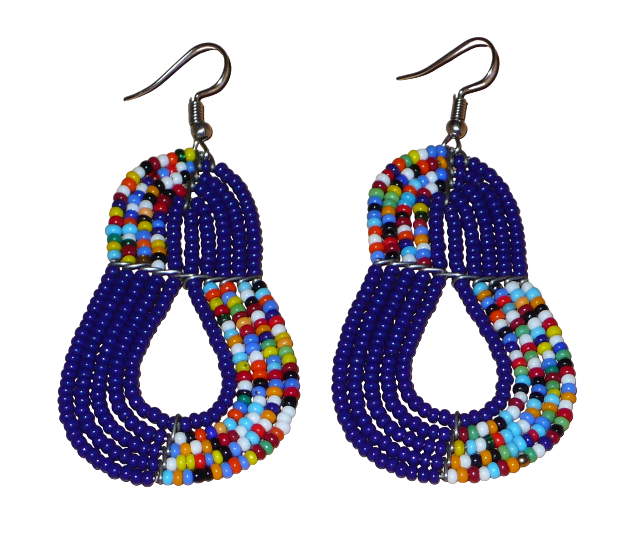 Boucles d'oreilles ethniques bleu marine et multicolores : de fabrication artisanale kenyane Massai, elles se composent de perles de rocaille glissées sur plusieurs rangées de fils de fer. Ces boucles d'oreilles aux accents afro bohème mesurent 8 cm de long et 3.5 cm de large, et se portent avec des crochets en acier inoxydable sur des oreilles percées.