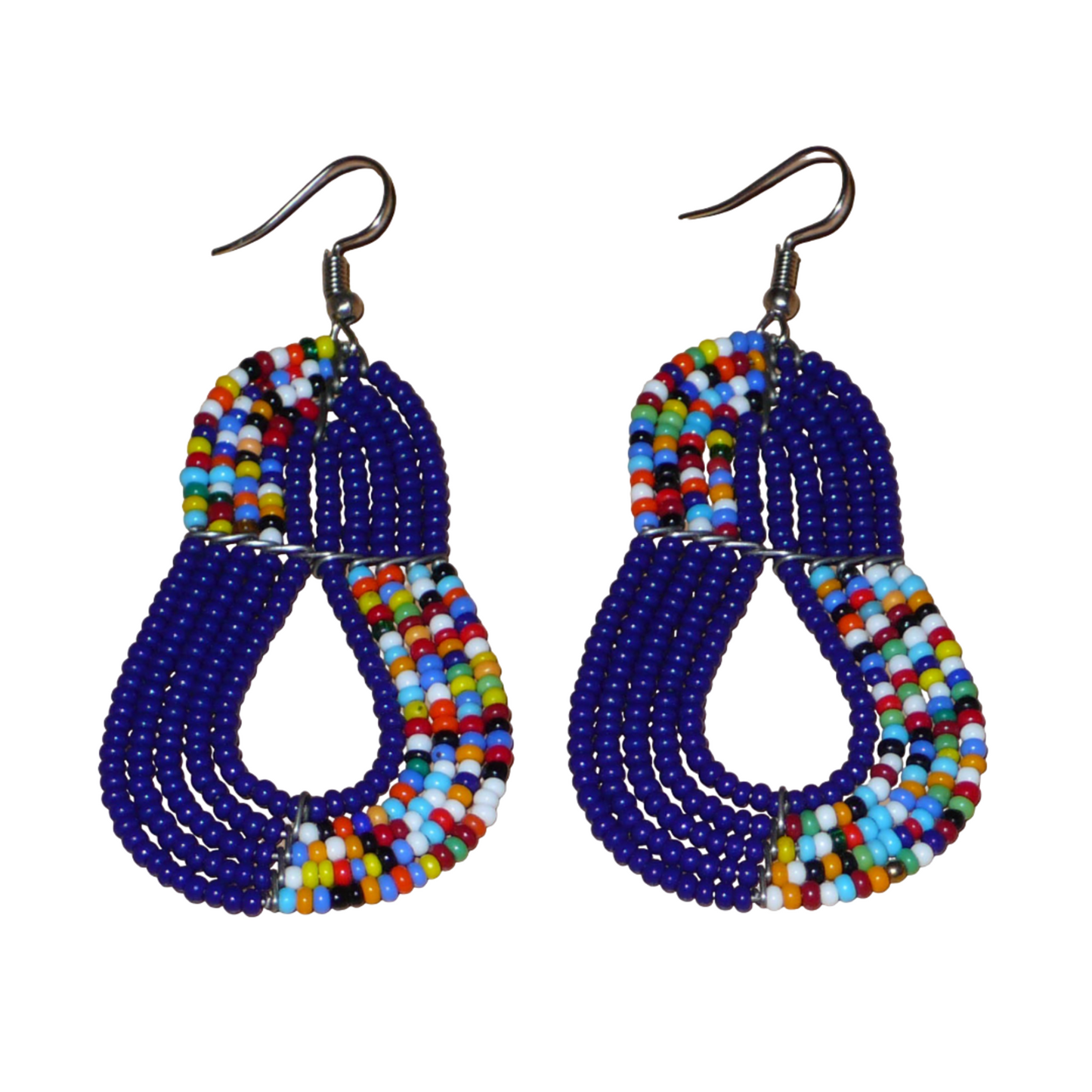 Boucles d'oreilles ethniques bleu marine et multicolores : de fabrication artisanale kenyane Massai, elles se composent de perles de rocaille glissées sur plusieurs rangées de fils de fer. Ces boucles d'oreilles aux accents afro bohème mesurent 8 cm de long et 3.5 cm de large, et se portent avec des crochets en acier inoxydable sur des oreilles percées.