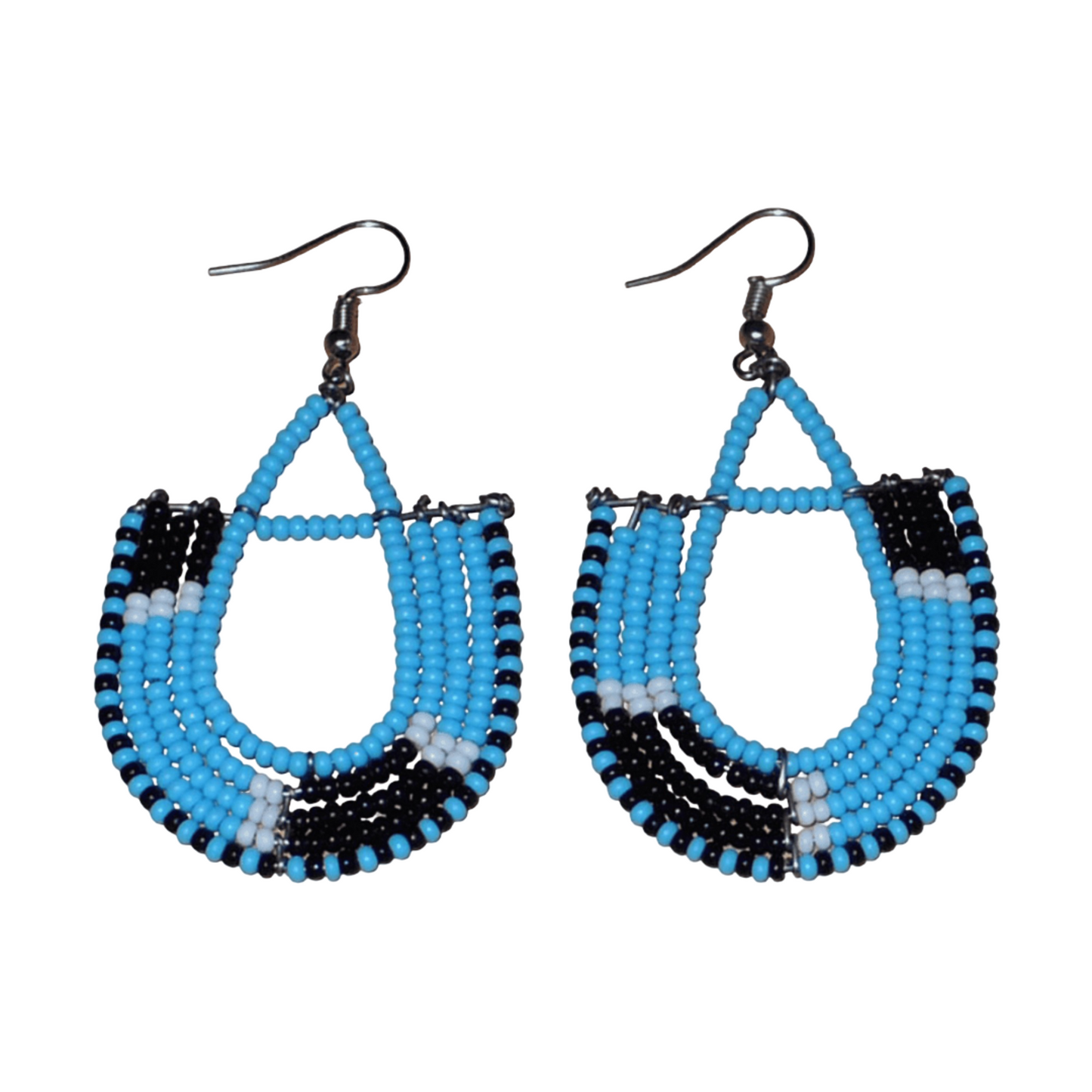 Boucles d'oreilles ethniques tricolores en forme d'ancres composées de perles bleues, noires et blanches. Elles mesurent 7 cm de long et 4 cm de large et se portent sur des oreilles percées.
