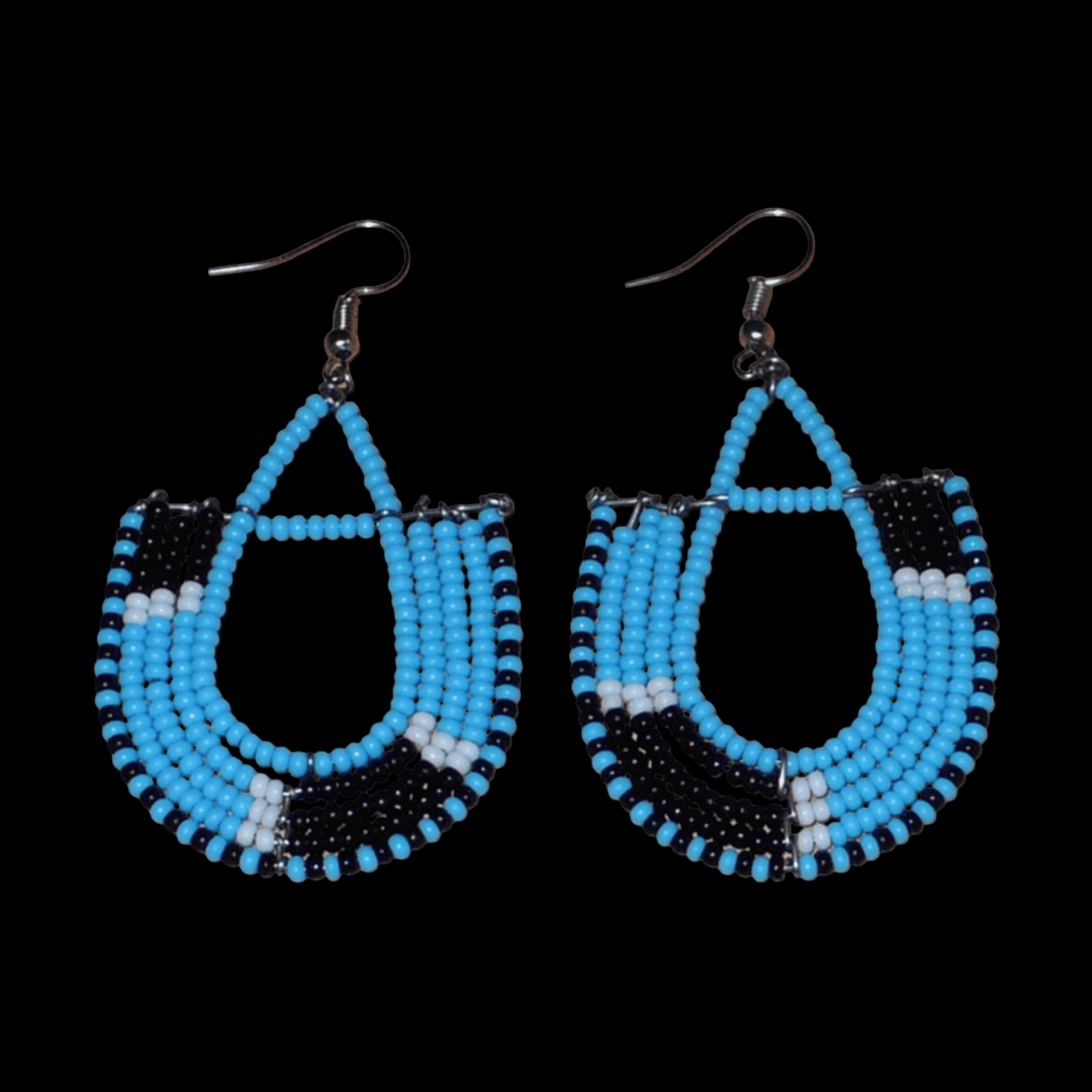 Boucles d'oreilles ethniques tricolores en forme d'ancres composées de perles bleues, noires et blanches. Elles mesurent 7 cm de long et 4 cm de large et se portent sur des oreilles percées.