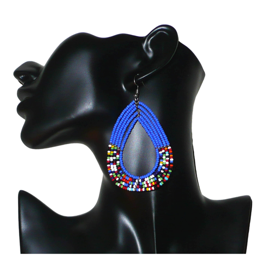 Boucles d'oreilles ethniques multi-rangs bleues et multicolores en perles de rocaille. Elles mesurent 8.5 cm de long et 5 cm de large, et se portent sur des oreilles percées.