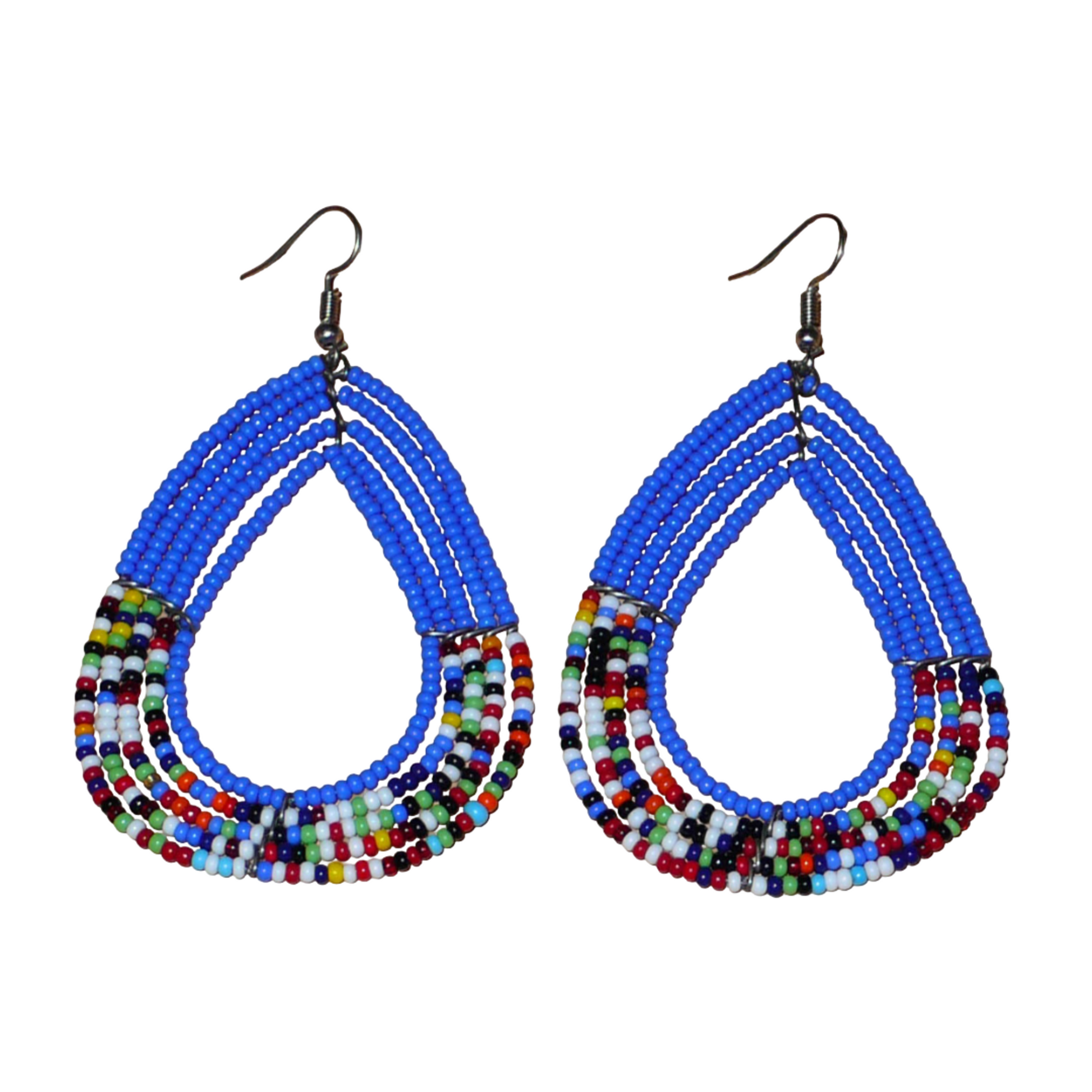 Boucles d'oreilles ethniques multi-rangs bleues et multicolores en perles de rocaille. Elles mesurent 8.5 cm de long et 5 cm de large, et se portent sur des oreilles percées.