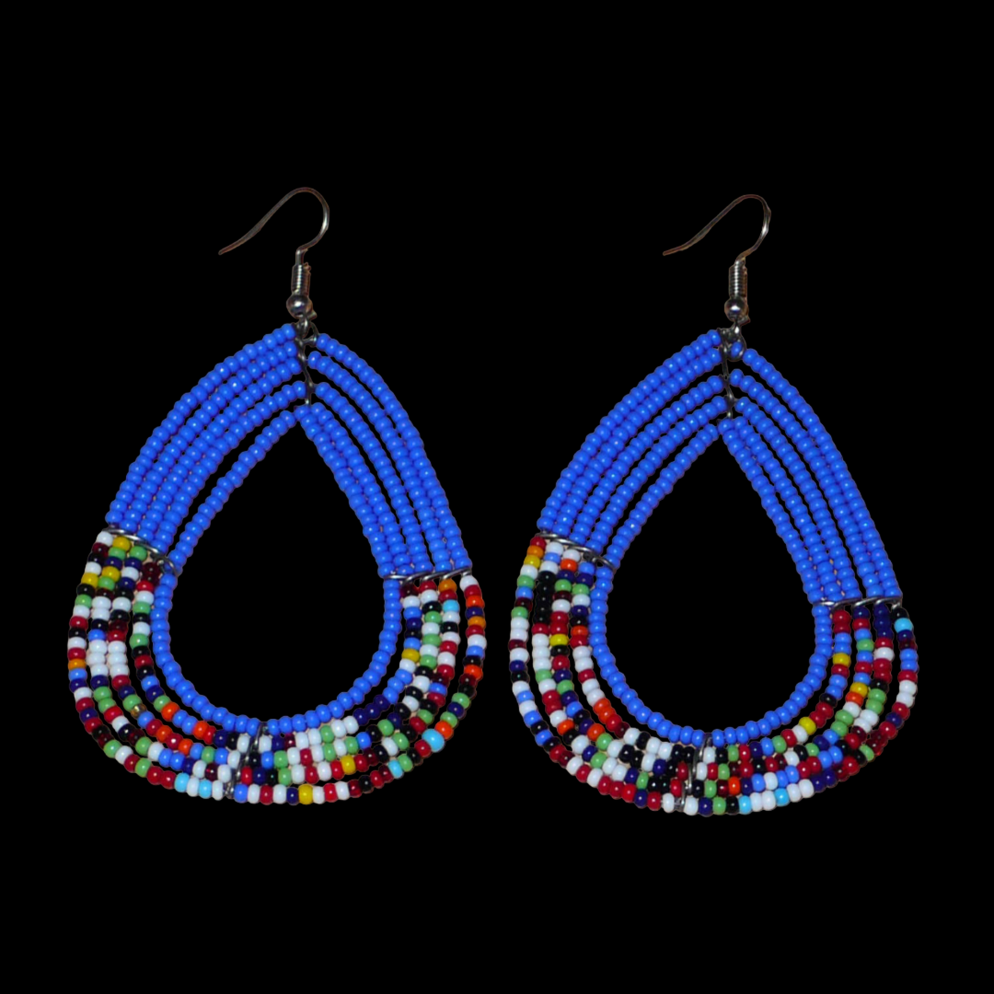 Boucles d'oreilles ethniques multi-rangs bleues et multicolores en perles de rocaille. Elles mesurent 8.5 cm de long et 5 cm de large, et se portent sur des oreilles percées.