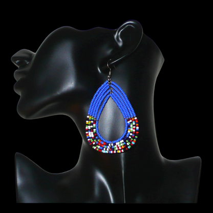 Boucles d'oreilles ethniques multi-rangs bleues et multicolores en perles de rocaille. Elles mesurent 8.5 cm de long et 5 cm de large, et se portent sur des oreilles percées.