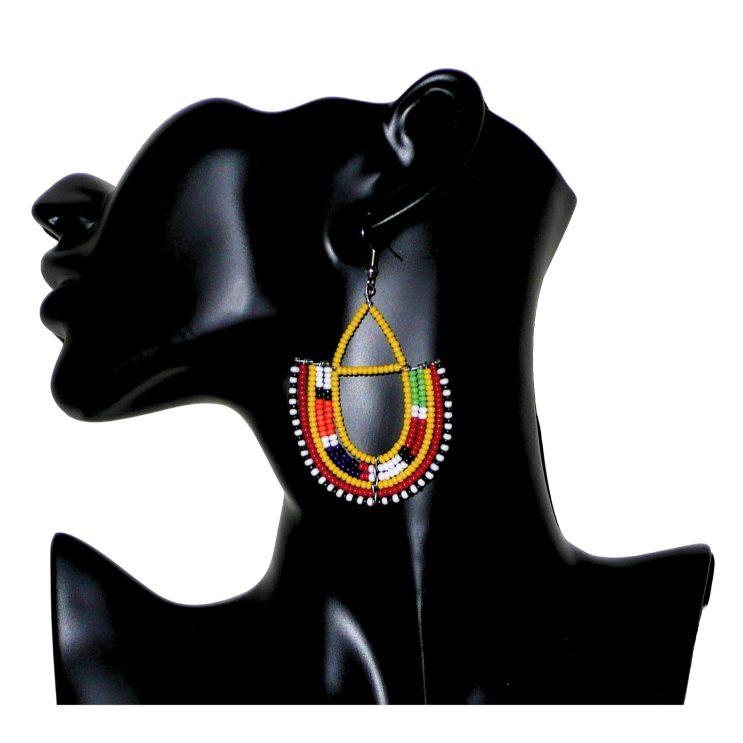 Boucles d'oreilles africaines traditionnelles aux couleurs ethniques et motifs Massai rappelant le style afro chic des années 70 : elles se composent de perles de rocaille jaunes et multicolores fixées sur des structures en fils de fer en forme d'ancres. Elles mesurent 7.5 cm de long et 4.5 cm de large, elles se portent avec des crochets en acier inoxydable sur des oreilles percées.