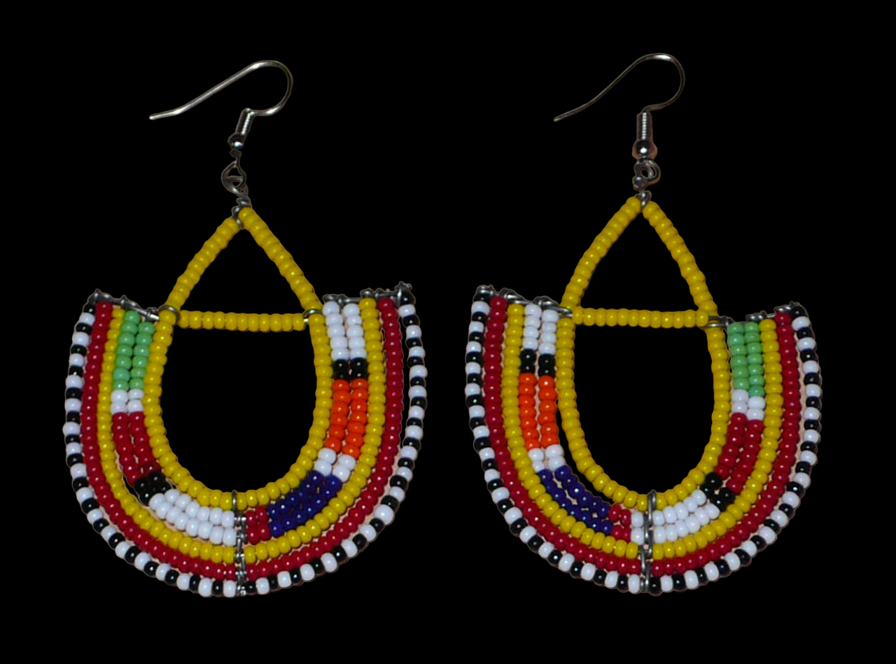 Boucles d'oreilles africaines traditionnelles aux couleurs ethniques et motifs Massai rappelant le style afro chic des années 70 : elles se composent de perles de rocaille jaunes et multicolores fixées sur des structures en fils de fer en forme d'ancres. Elles mesurent 7.5 cm de long et 4.5 cm de large, elles se portent avec des crochets en acier inoxydable sur des oreilles percées.