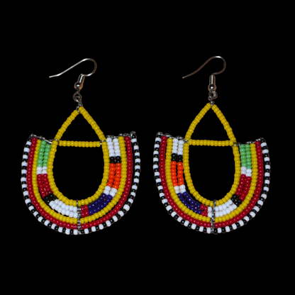Boucles d'oreilles africaines traditionnelles aux couleurs ethniques et motifs Massai rappelant le style afro chic des années 70 : elles se composent de perles de rocaille jaunes et multicolores fixées sur des structures en fils de fer en forme d'ancres. Elles mesurent 7.5 cm de long et 4.5 cm de large, elles se portent avec des crochets en acier inoxydable sur des oreilles percées.