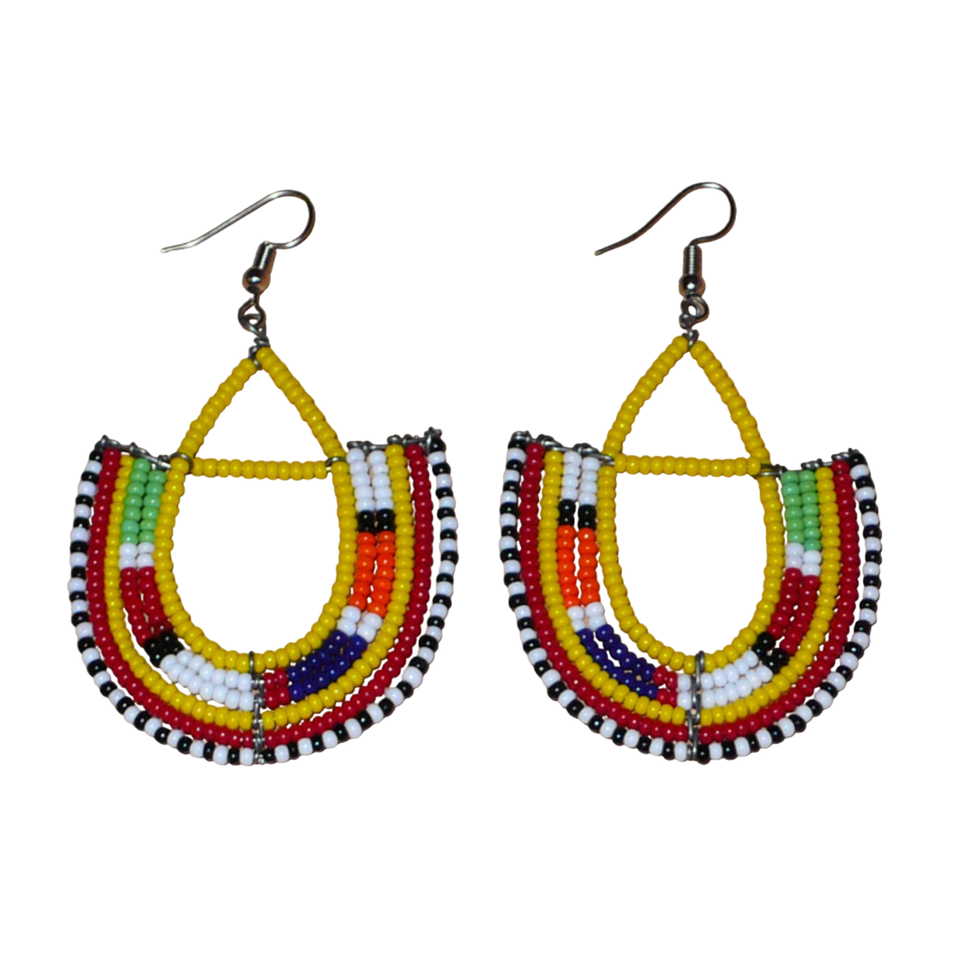 Boucles d'oreilles africaines traditionnelles aux couleurs ethniques et motifs Massai rappelant le style afro chic des années 70 : elles se composent de perles de rocaille jaunes et multicolores fixées sur des structures en fils de fer en forme d'ancres. Elles mesurent 7.5 cm de long et 4.5 cm de large, elles se portent avec des crochets en acier inoxydable sur des oreilles percées.