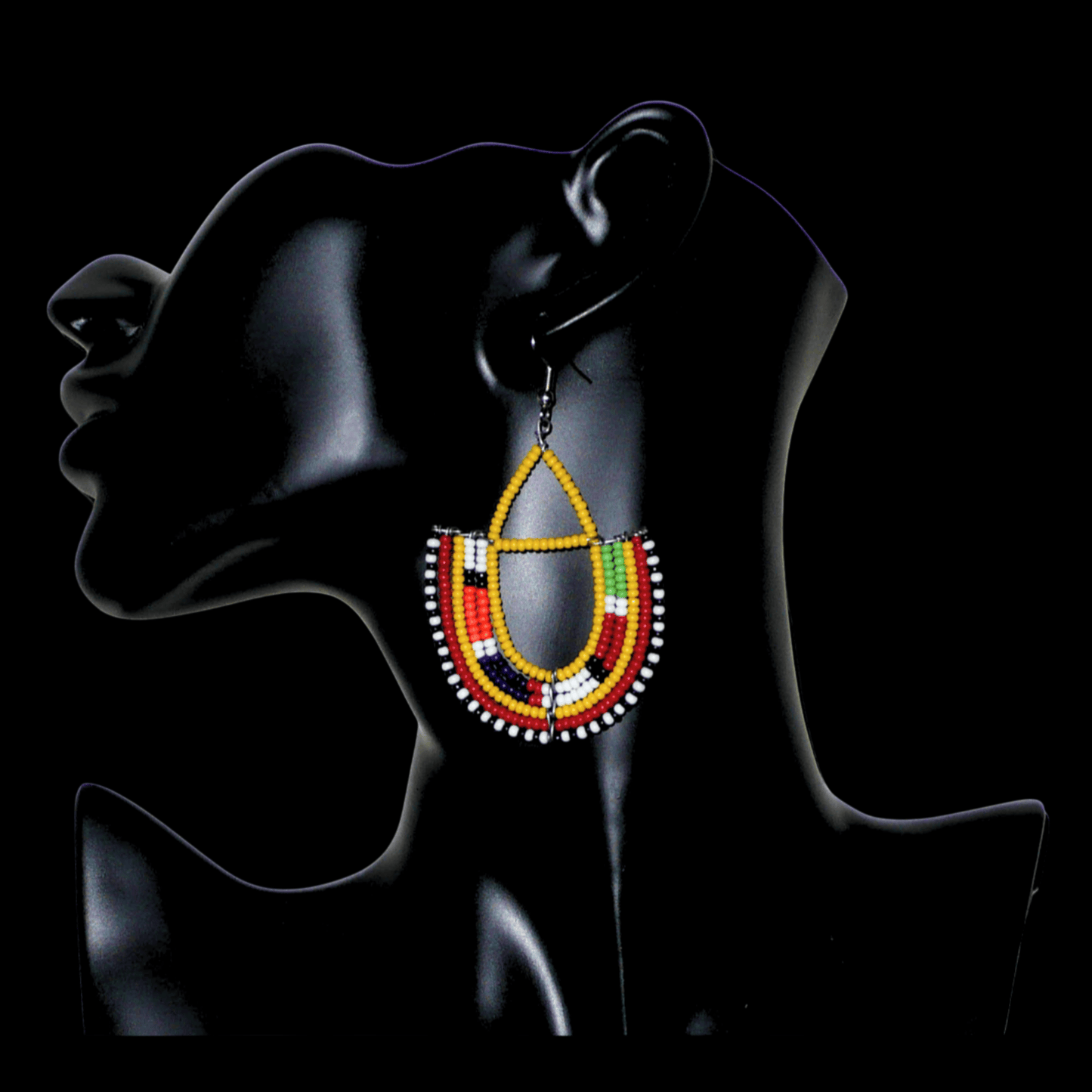 Boucles d'oreilles africaines traditionnelles aux couleurs ethniques et motifs Massai rappelant le style afro chic des années 70 : elles se composent de perles de rocaille jaunes et multicolores fixées sur des structures en fils de fer en forme d'ancres. Elles mesurent 7.5 cm de long et 4.5 cm de large, elles se portent avec des crochets en acier inoxydable sur des oreilles percées.